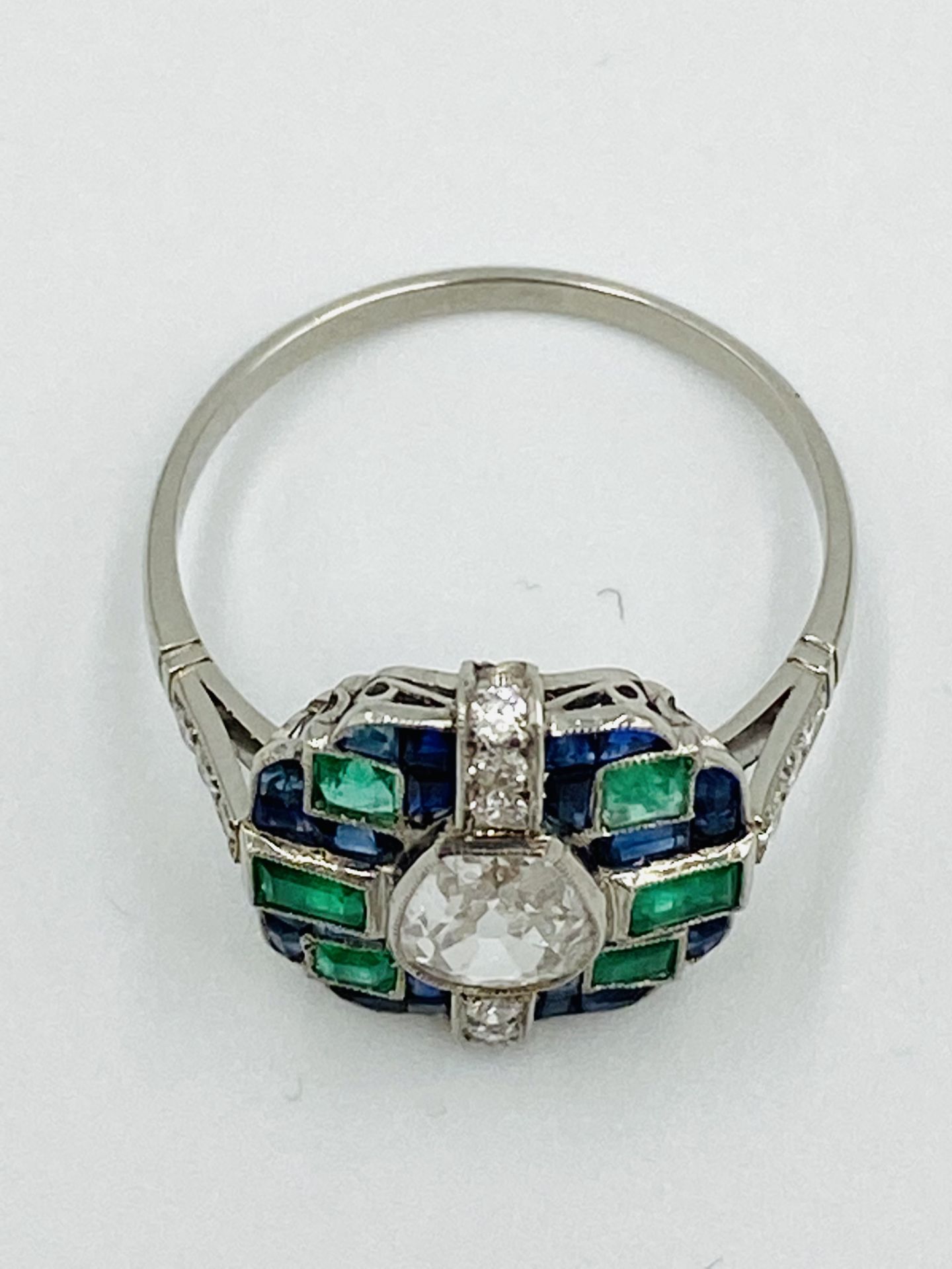 Platinum ring set with diamonds, sapphires and emeralds - Image 4 of 5