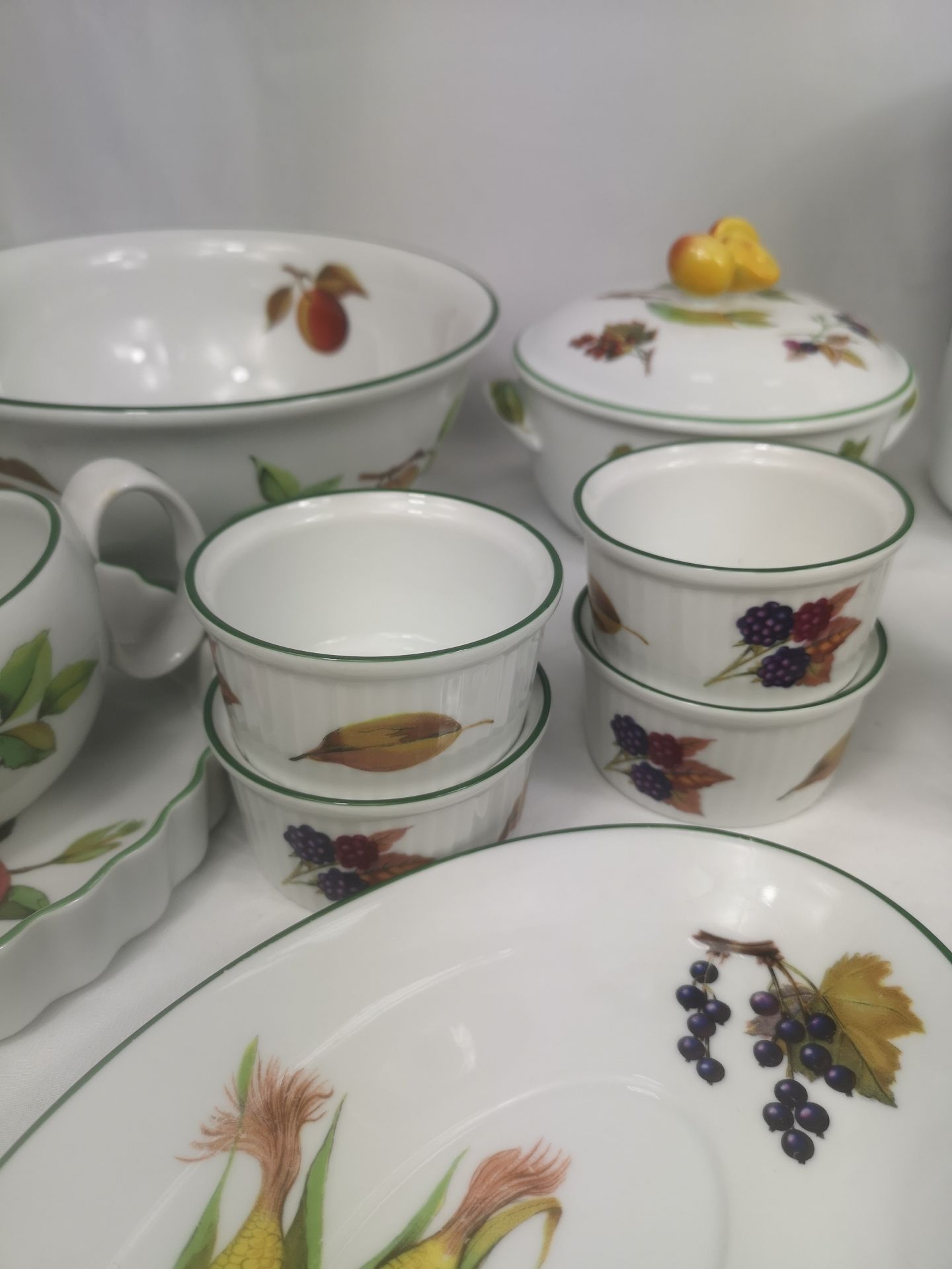 A quantity of Royal Worcester Evesham tableware - Image 3 of 8