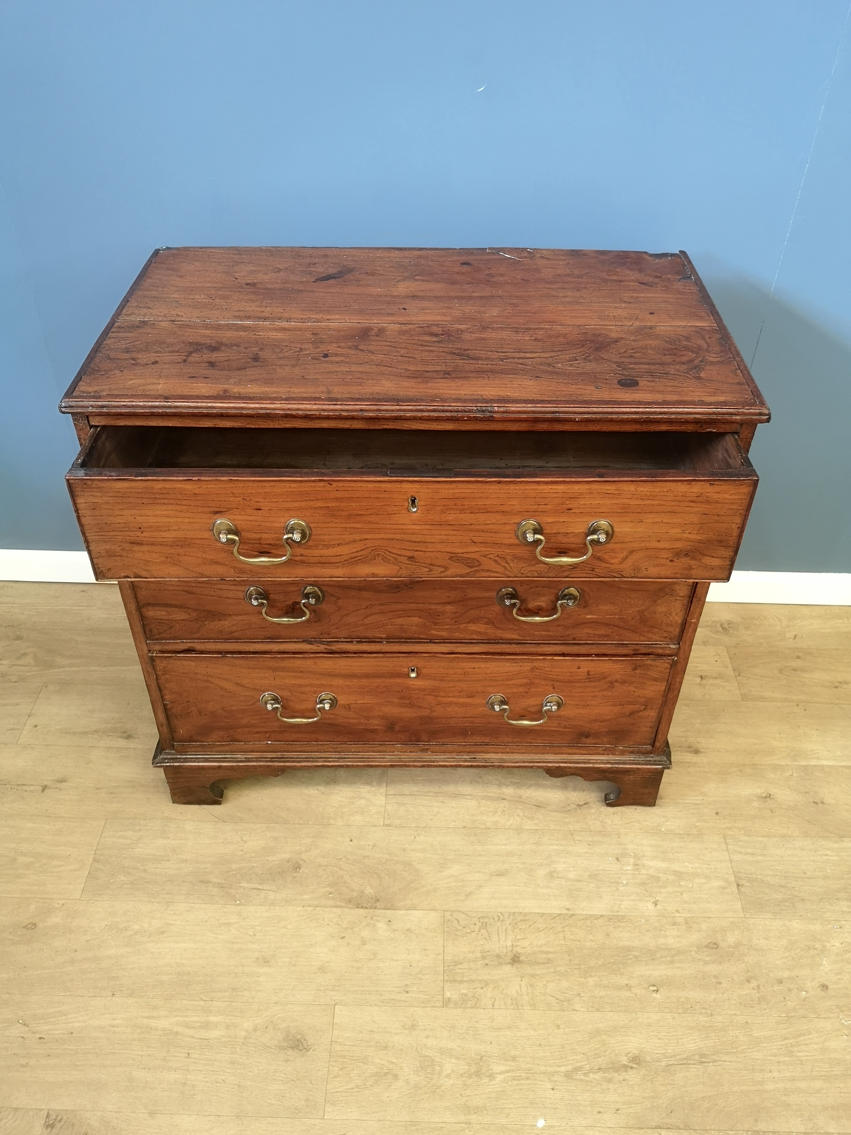 Georgian elm chest of drawers - Image 6 of 6