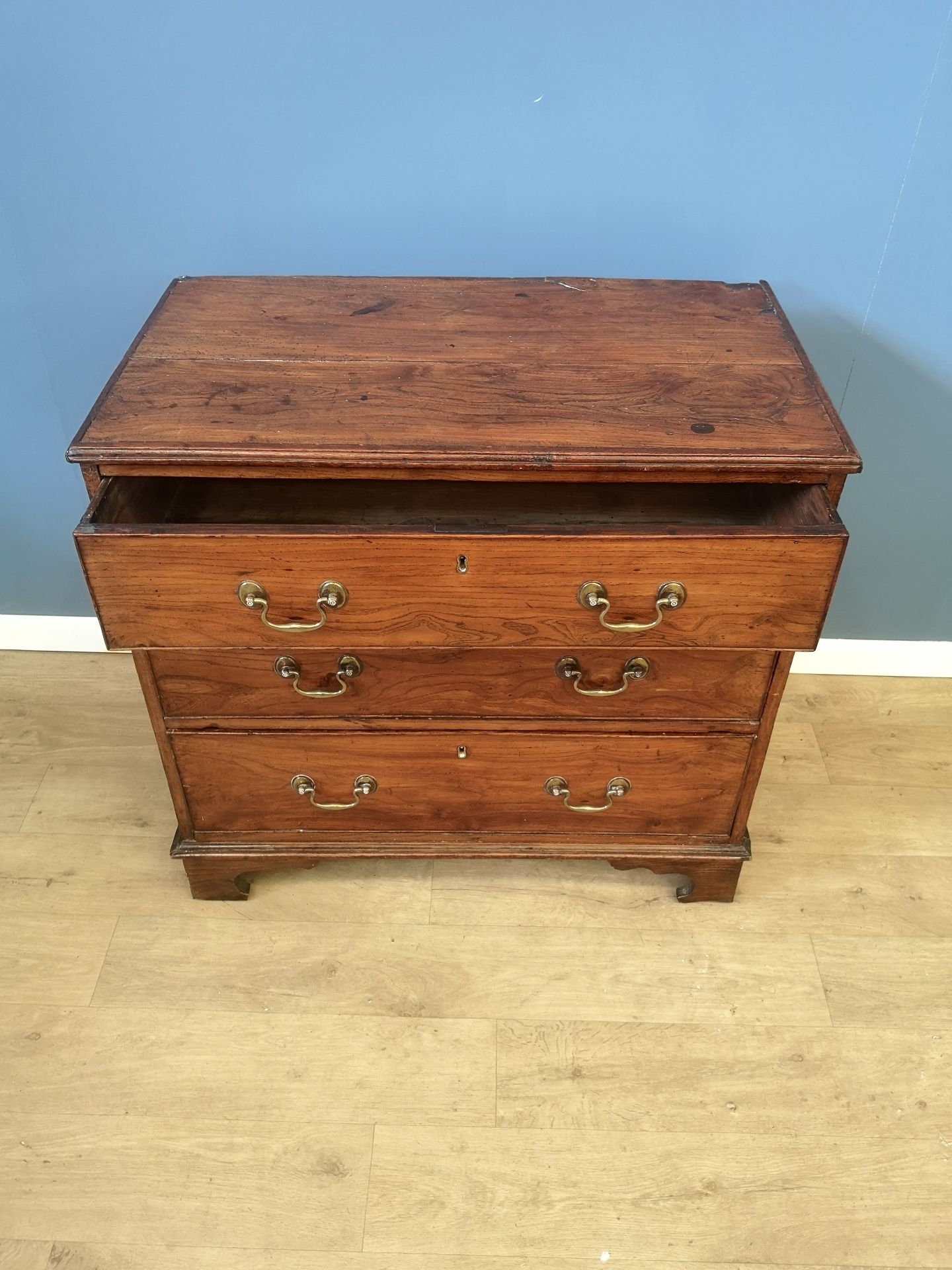 Georgian elm chest of drawers - Image 6 of 6