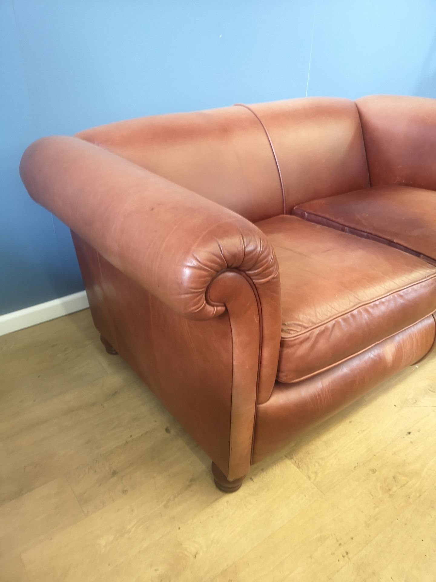 Brown leather two seat sofa - Image 4 of 5