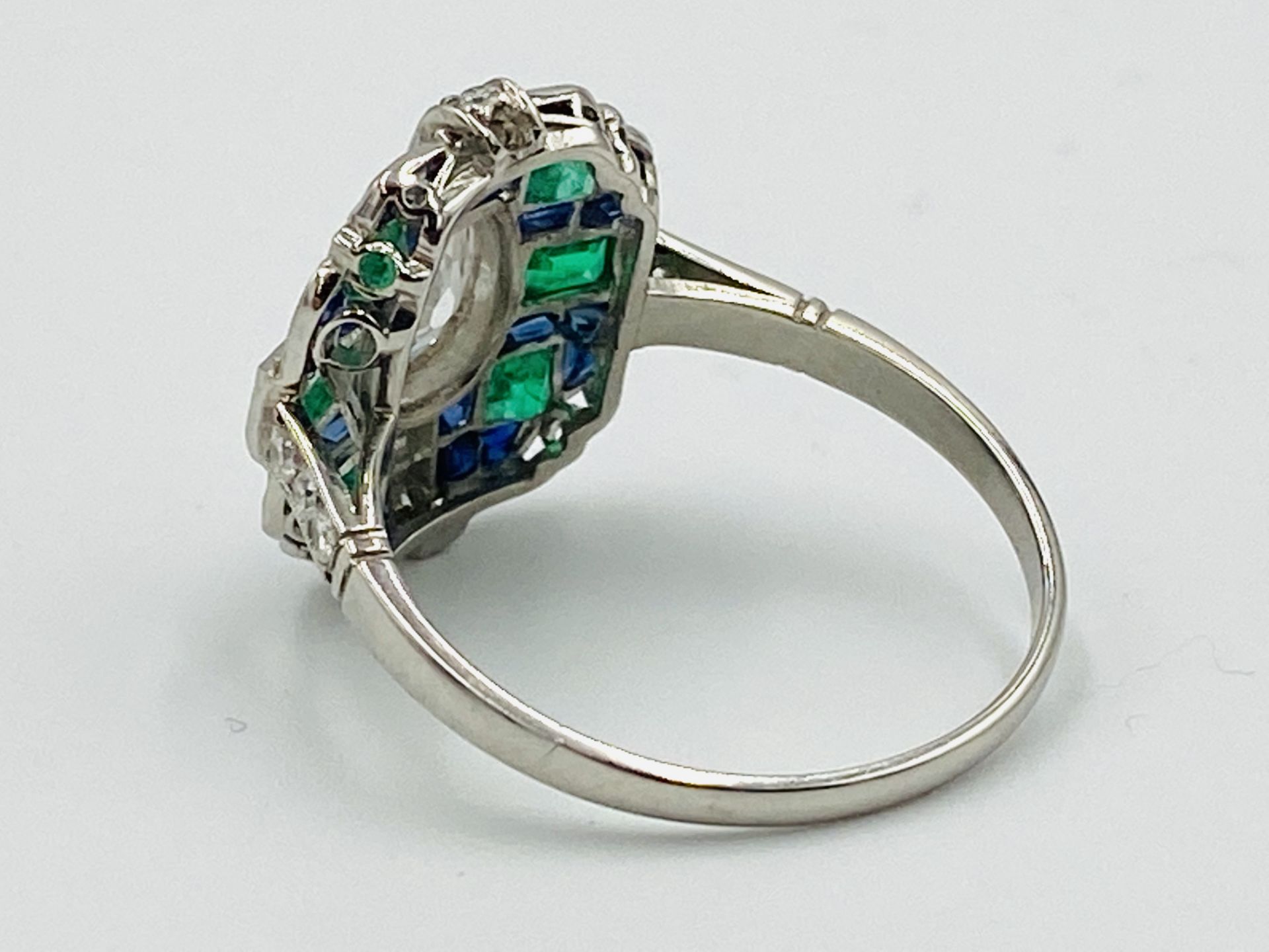 Platinum ring set with diamonds, sapphires and emeralds - Image 3 of 5