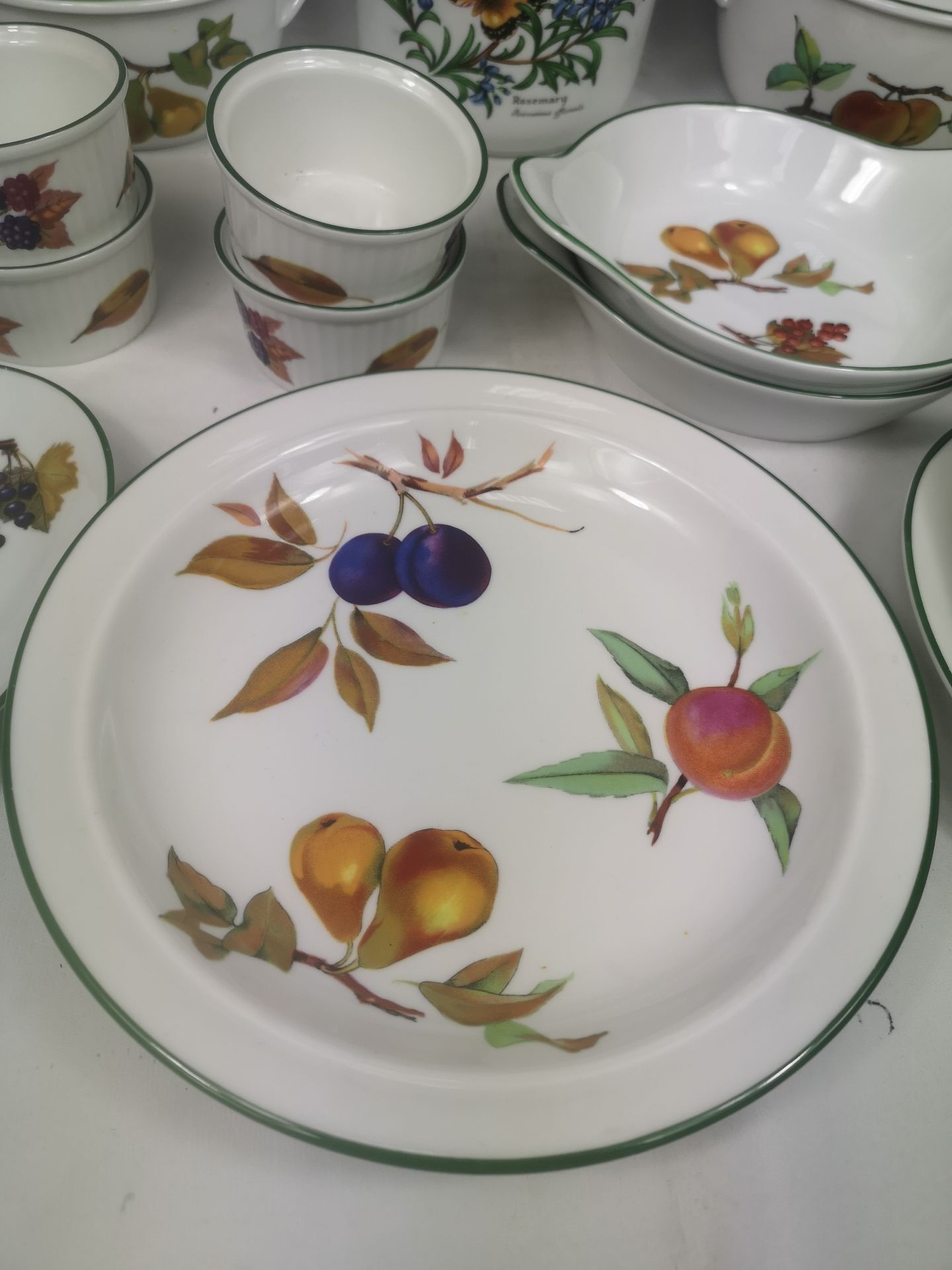 A quantity of Royal Worcester Evesham tableware - Image 5 of 8