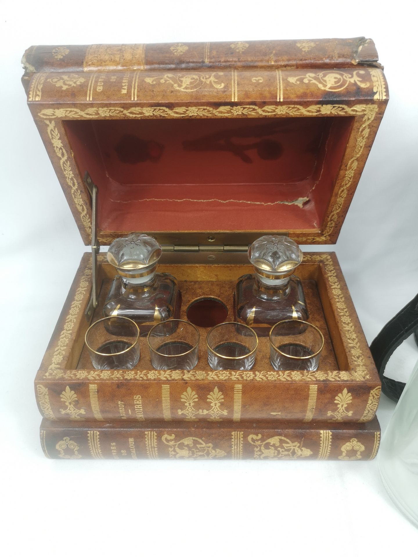 Contemporary decanter set, together with three flasks in a pressed leather style case - Image 5 of 7