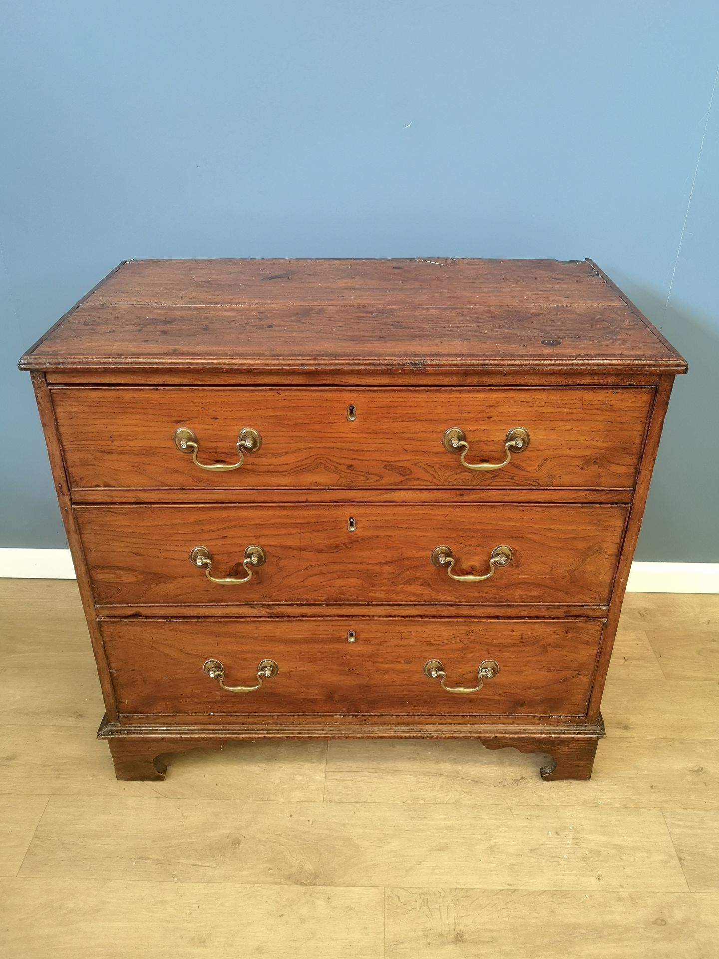 Georgian elm chest of drawers