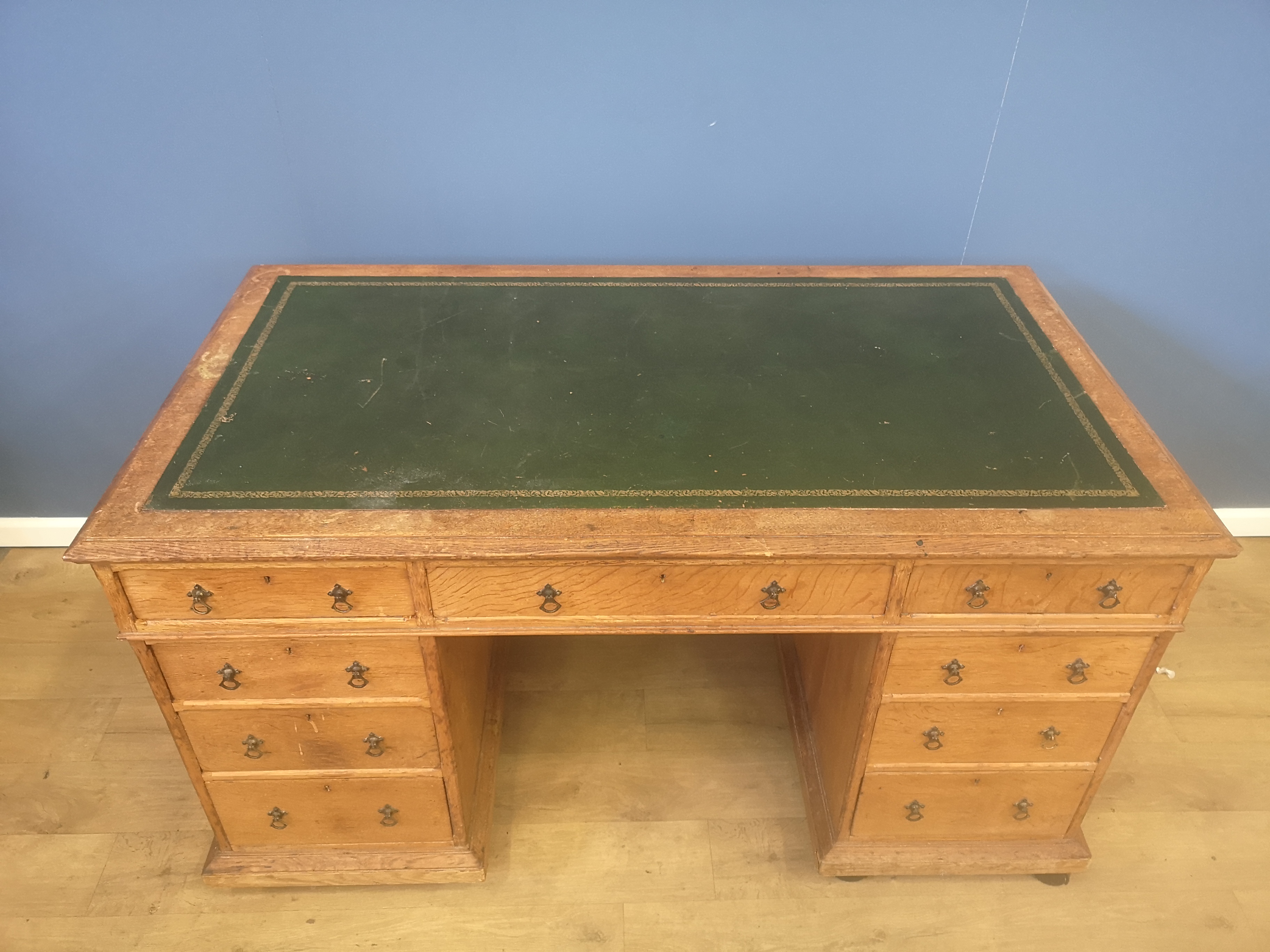 Oak pedestal desk - Image 2 of 5