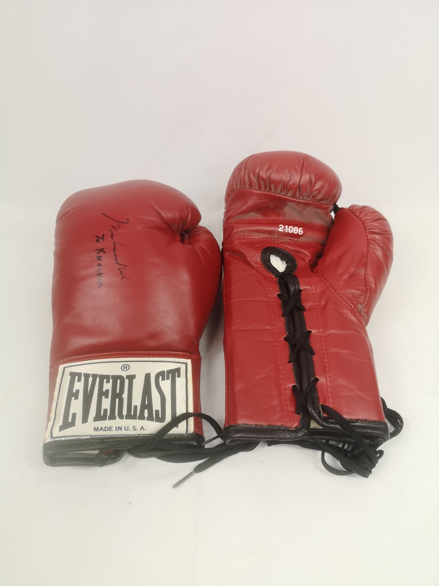 Pair of Everlast boxing gloves signed by Muhammad Ali - Image 3 of 3