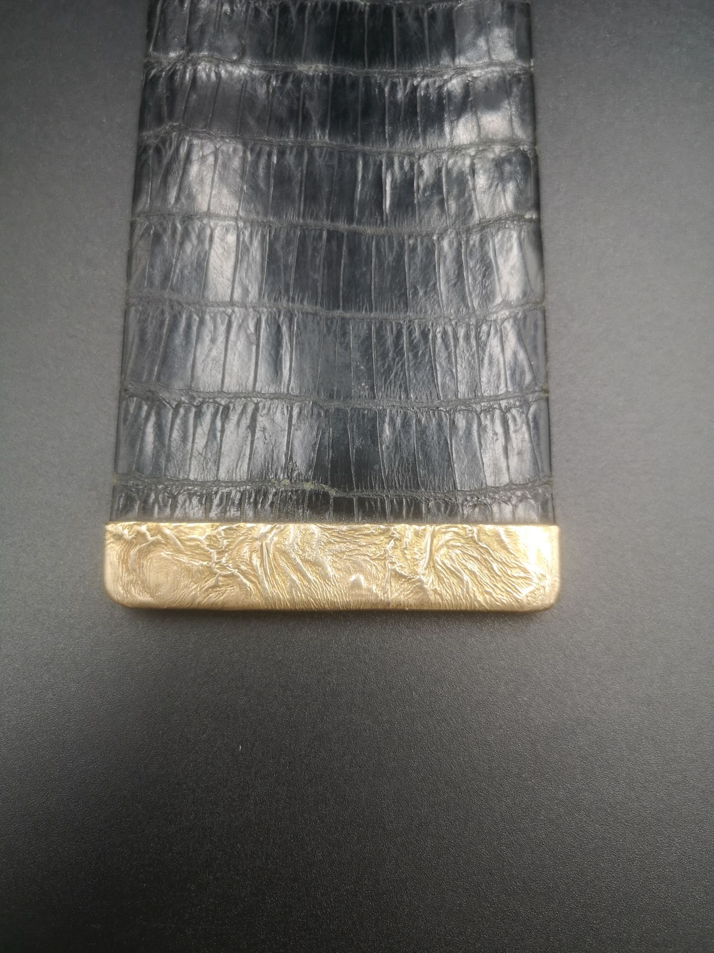 Alligator skin cigar case with 9ct gold mount. CITIES REGULATIONS APPLY TO THIS LOT. - Image 3 of 5