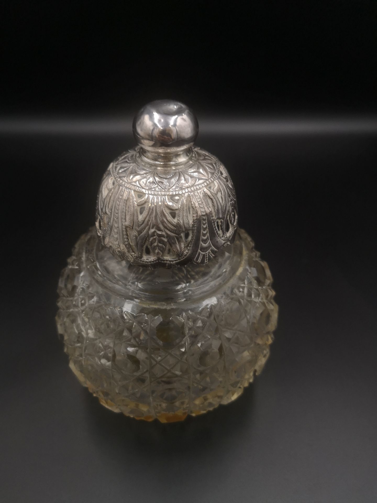 Cut glass perfume bottle together with a white metal filigree tray - Image 4 of 5