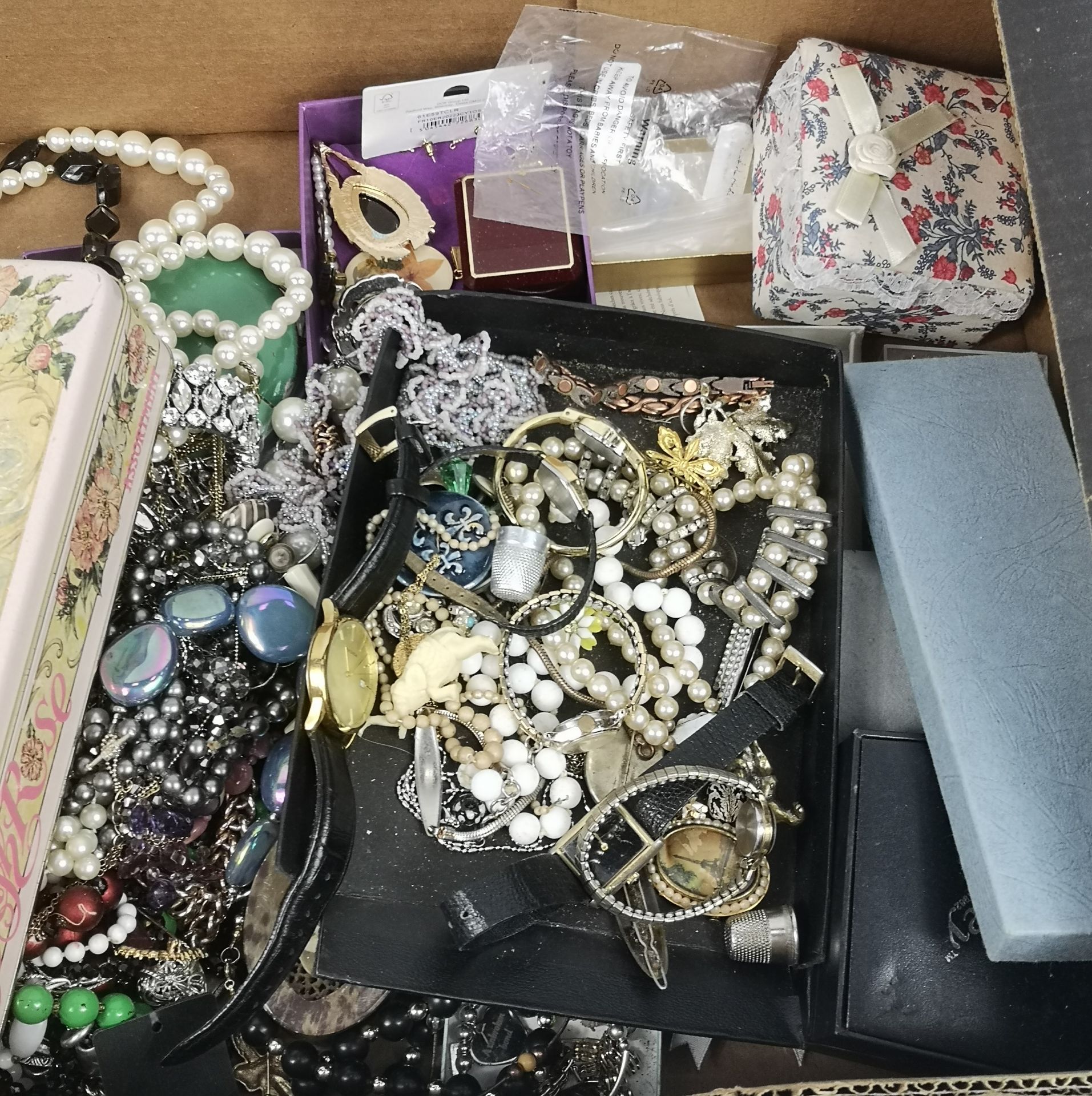 Quantity of costume jewellery - Image 3 of 4