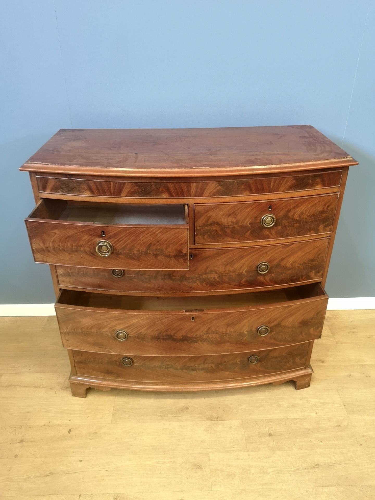 Mahogany bow fronted chest of drawers - Image 4 of 6