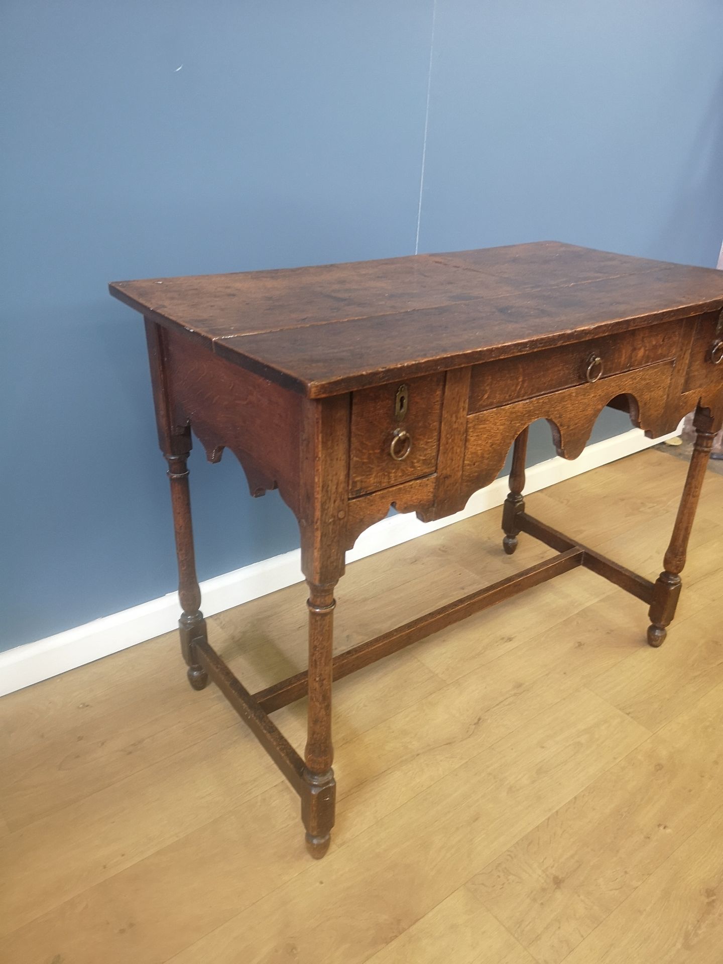 19th century Georgian oak lowboy - Image 4 of 6