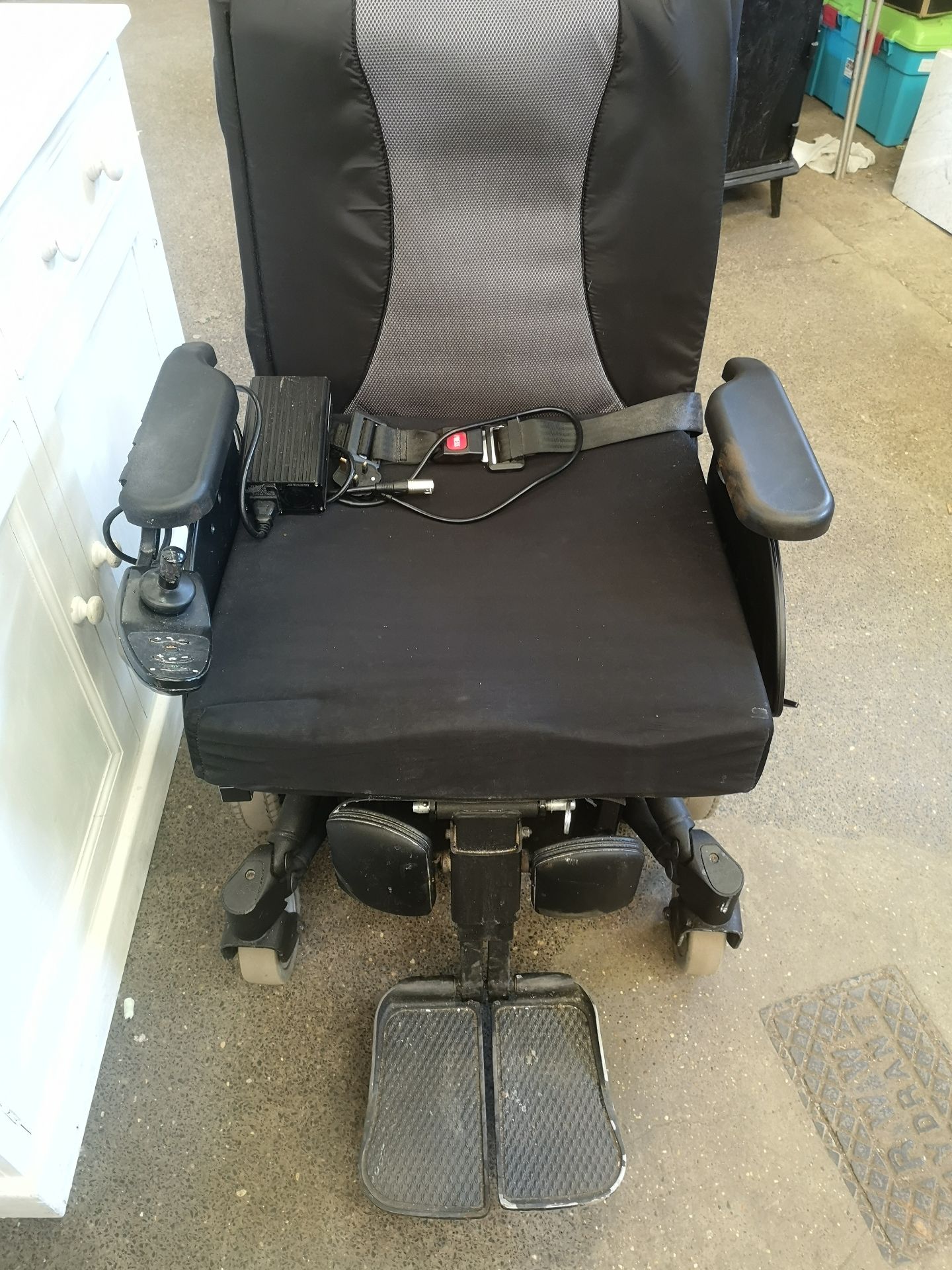 Electric mobility chair - Image 2 of 5