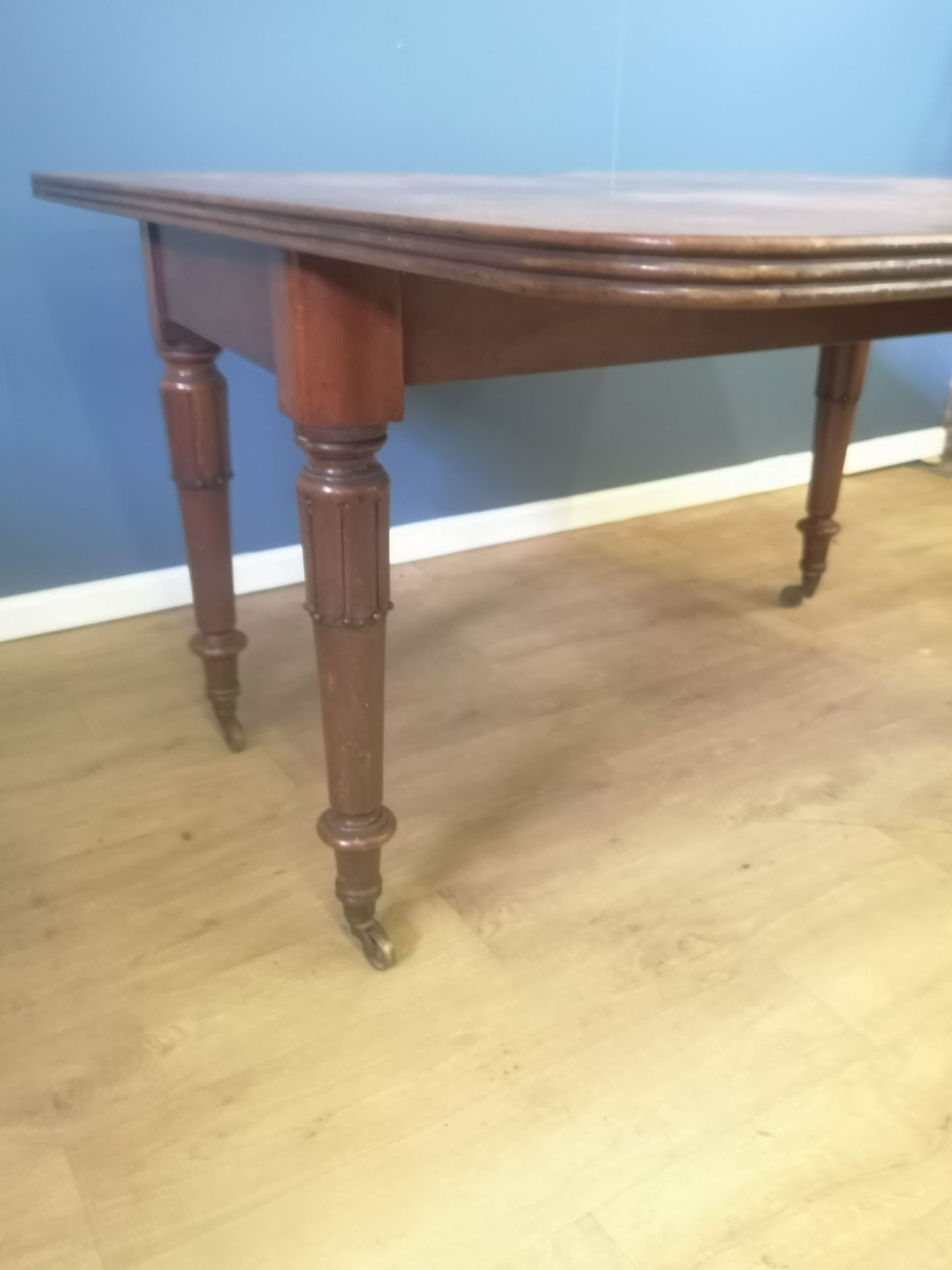 Victorian mahogany extending dining table - Image 4 of 6