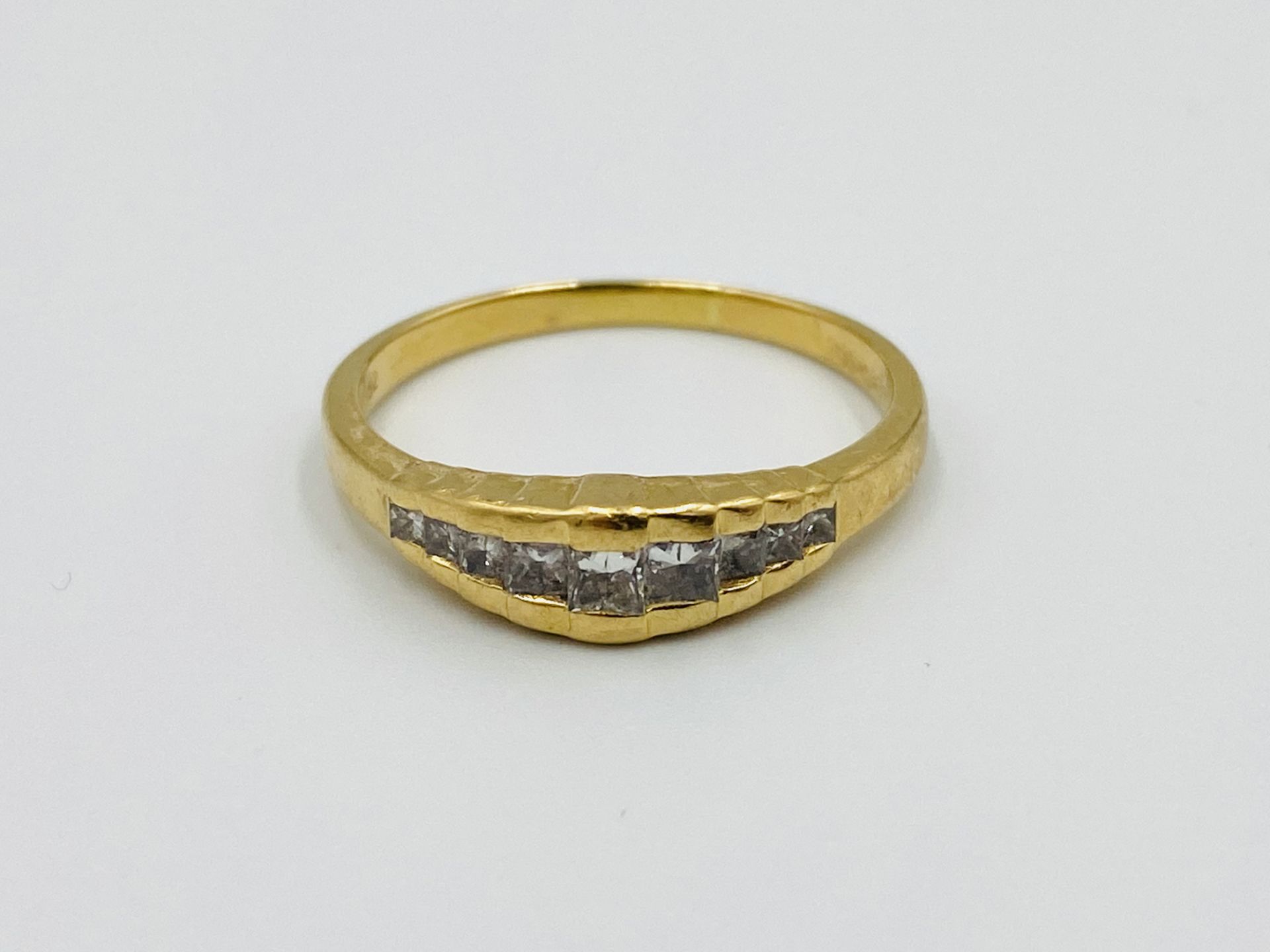 19ct gold ring set with nine diamonds