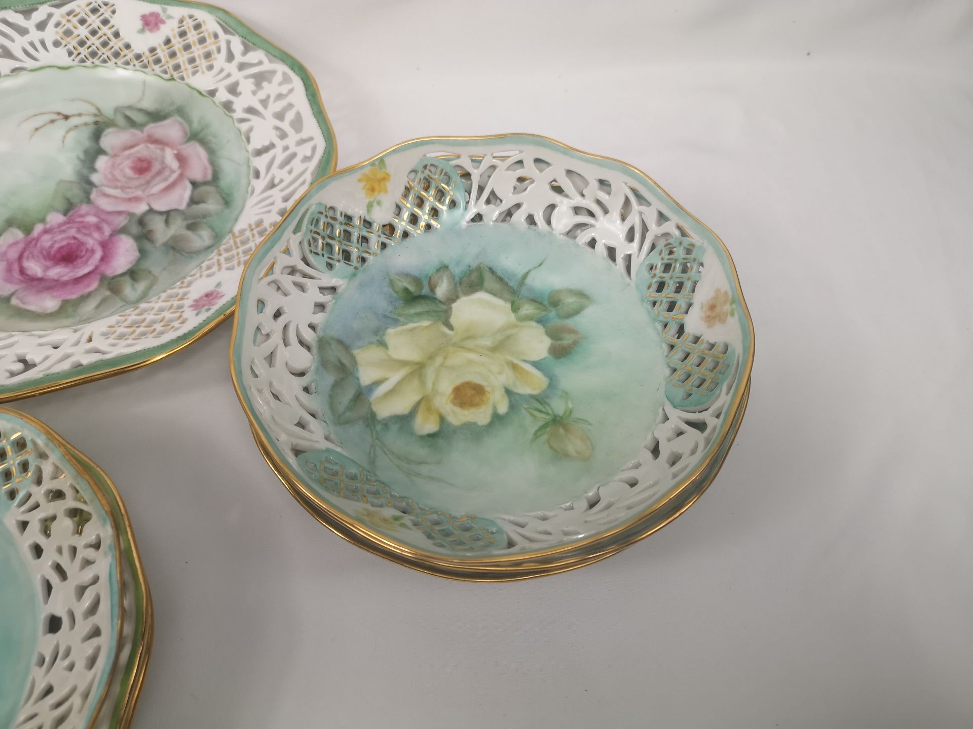 Quantity of hand painted plates and bowls by Marjorie Stevenson - Bild 7 aus 8