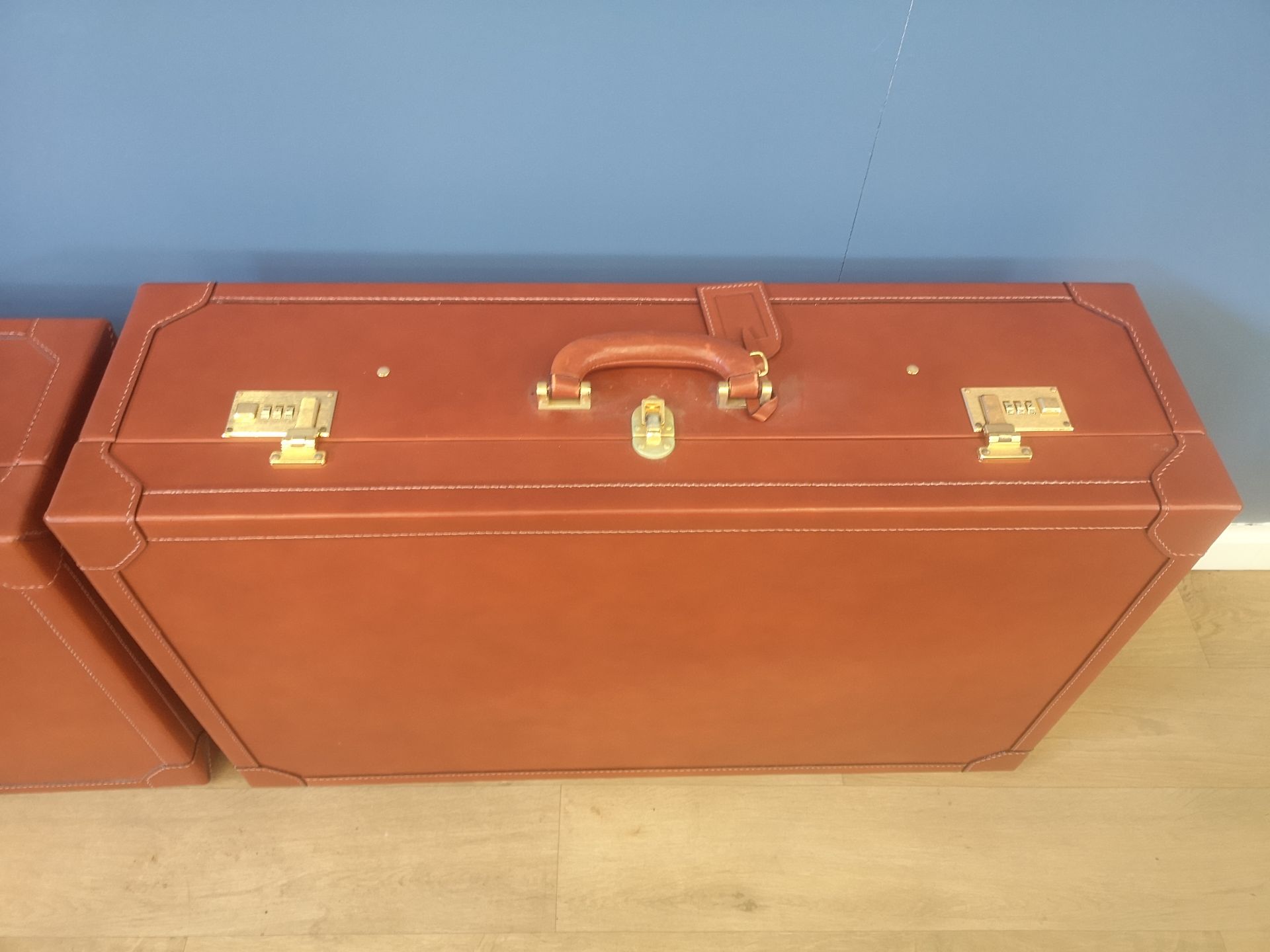 Two Asprey hard sided leather suitcases - Bild 3 aus 8