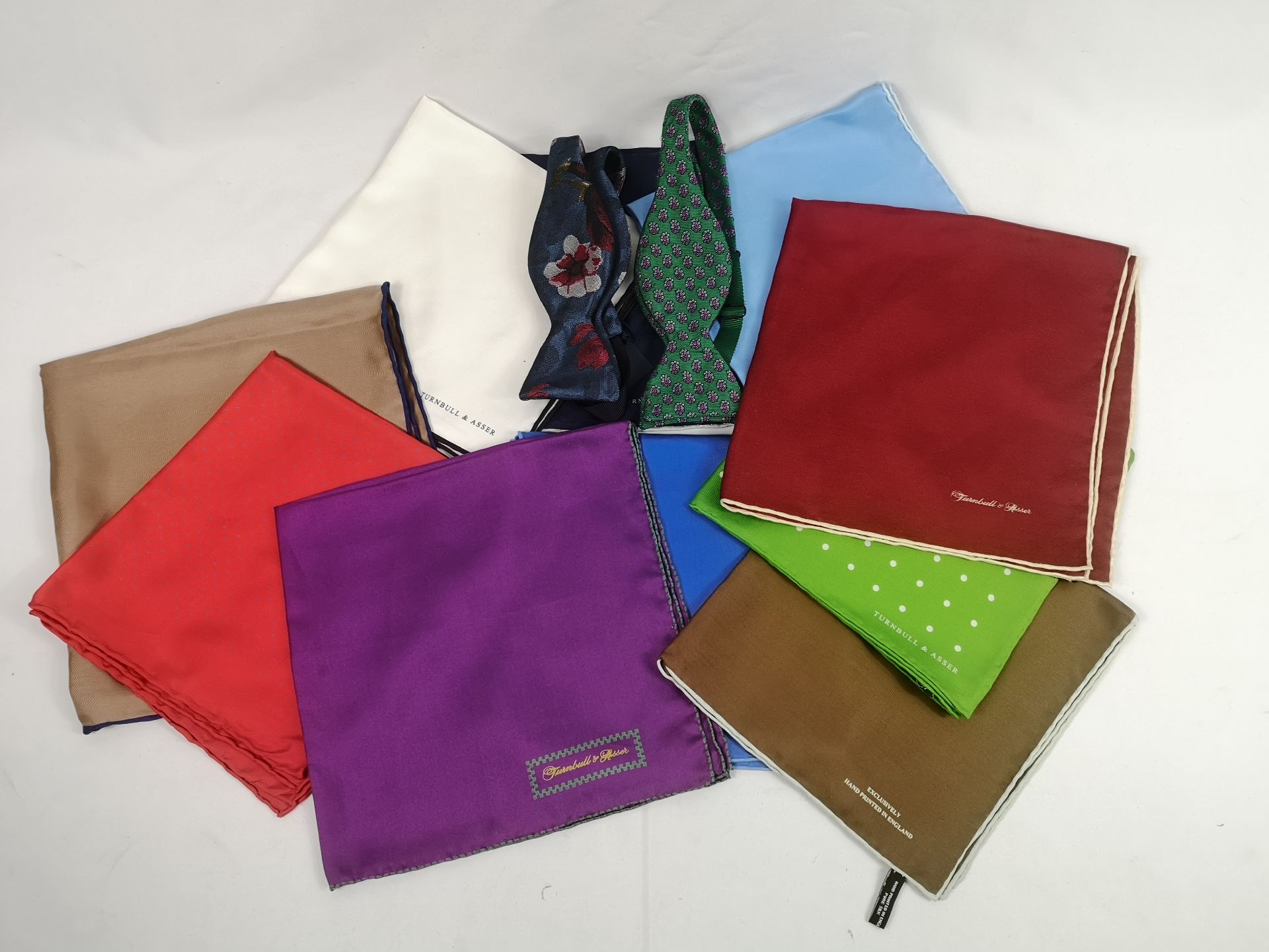 Ten Turnbull & Asser pocket squares together with two Turnbull & Asser bow ties. - Bild 2 aus 6