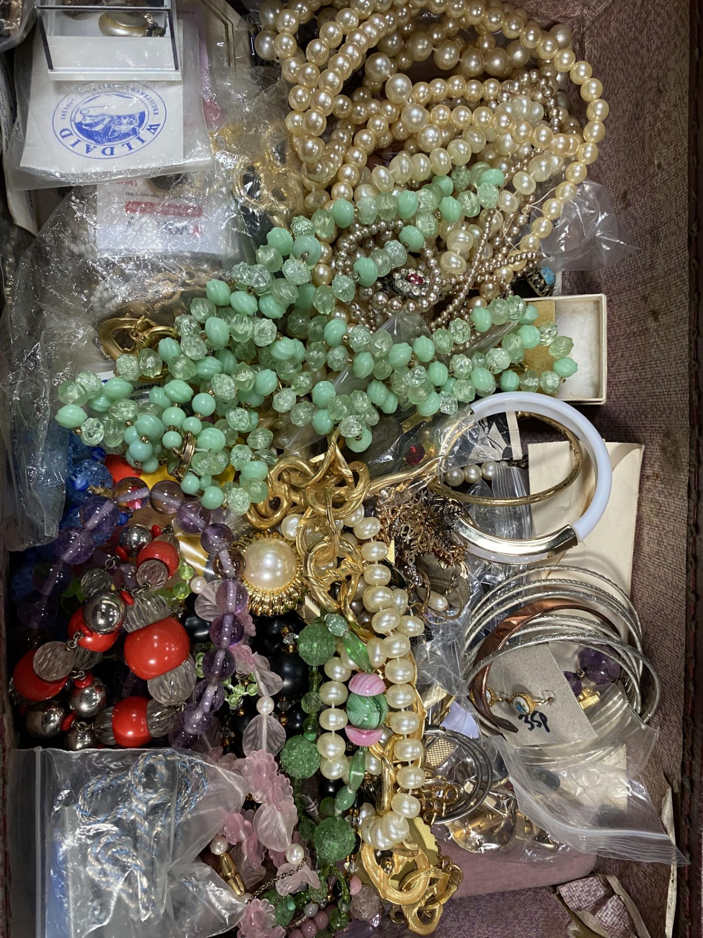 Quantity of costume jewellery