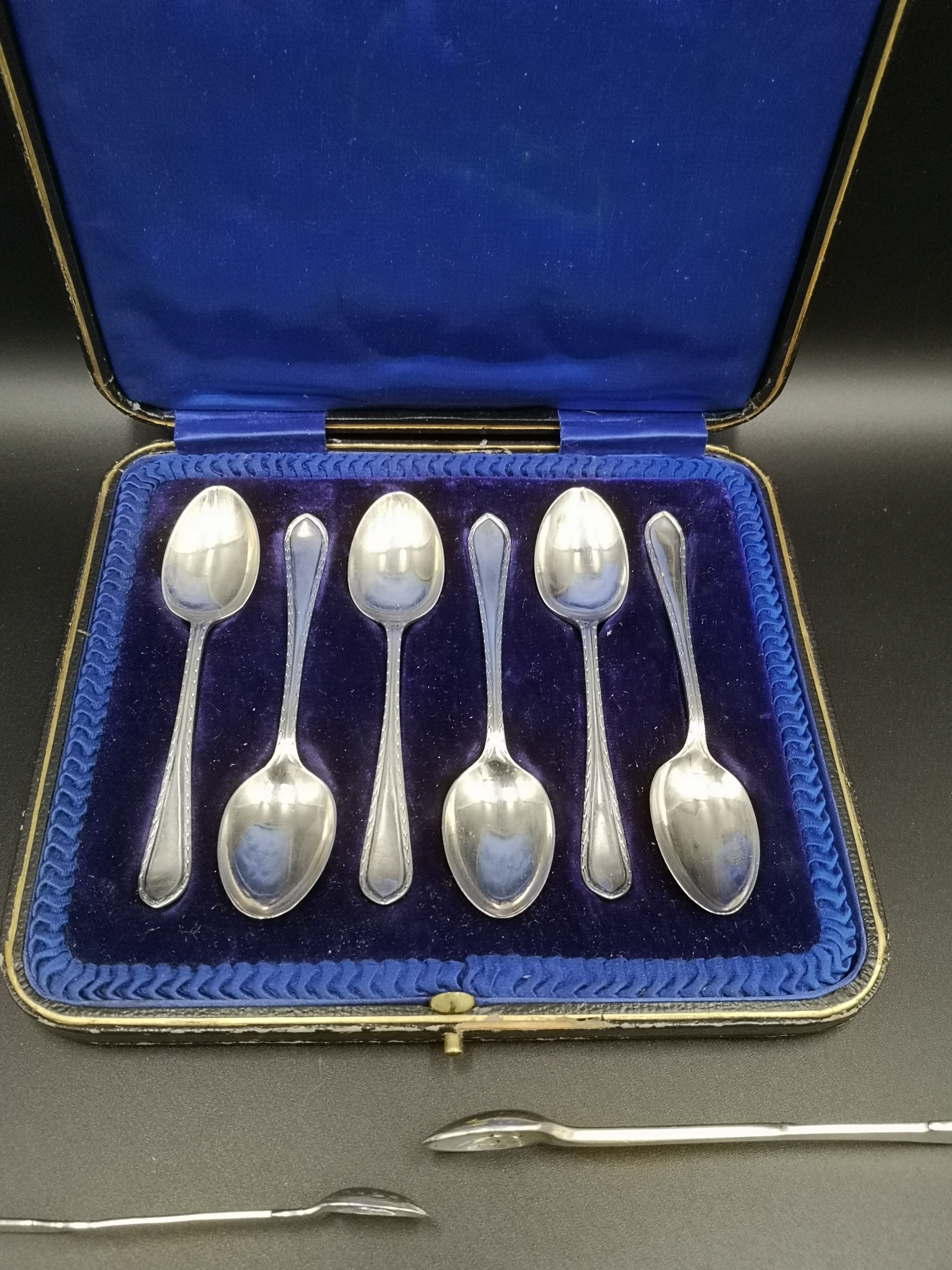 Boxed set of silver tea spoon, two silver serving spoons and two silver sugar tongs - Image 2 of 7