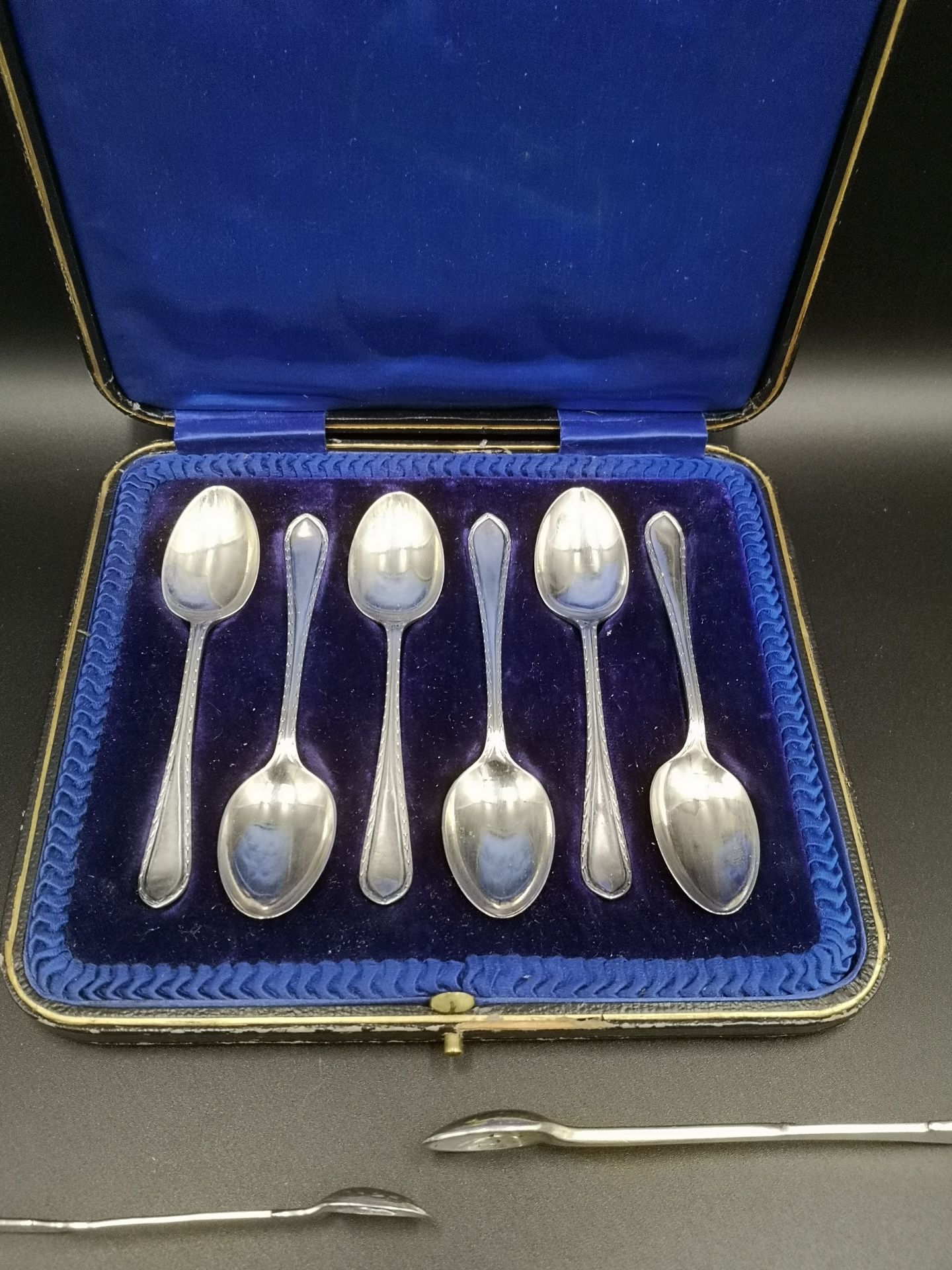 Boxed set of silver tea spoon, two silver serving spoons and two silver sugar tongs - Bild 2 aus 7