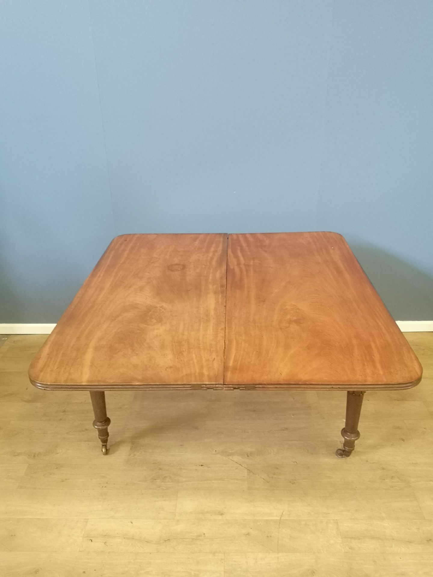 Victorian mahogany extending dining table - Image 2 of 6