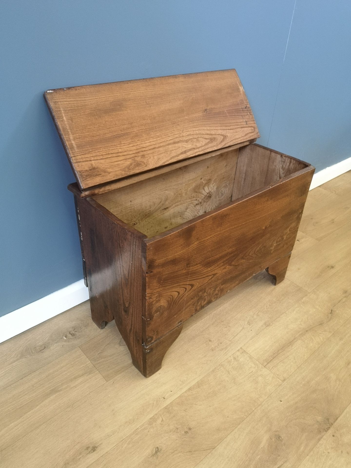 18th century oak chest with leather hinge - Image 5 of 5