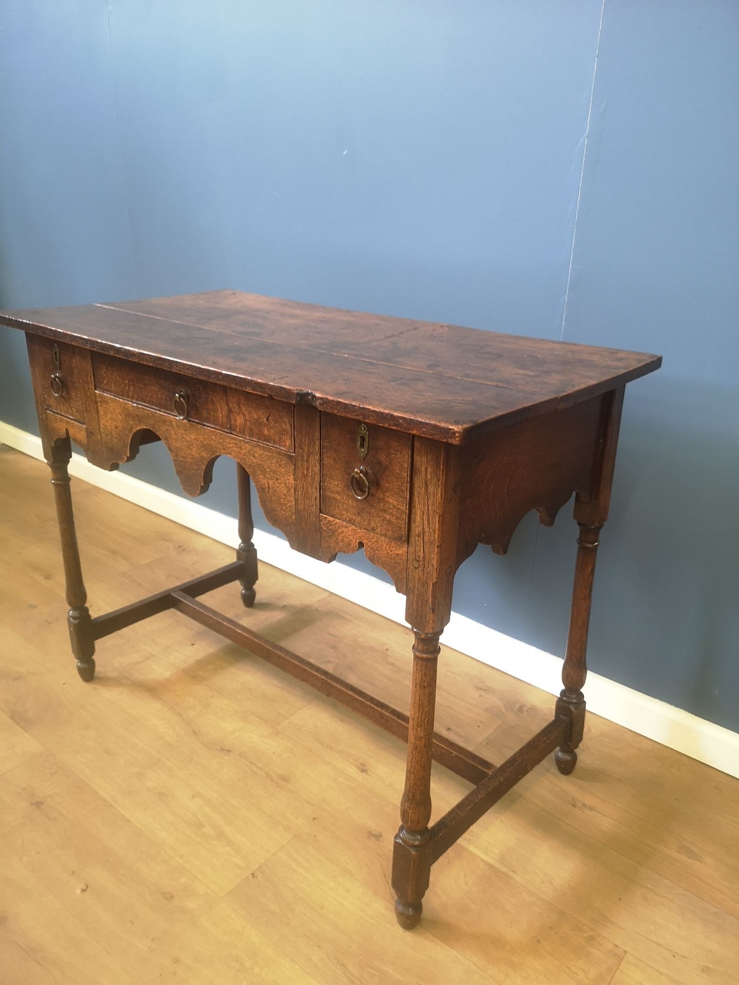 19th century Georgian oak lowboy - Image 3 of 6