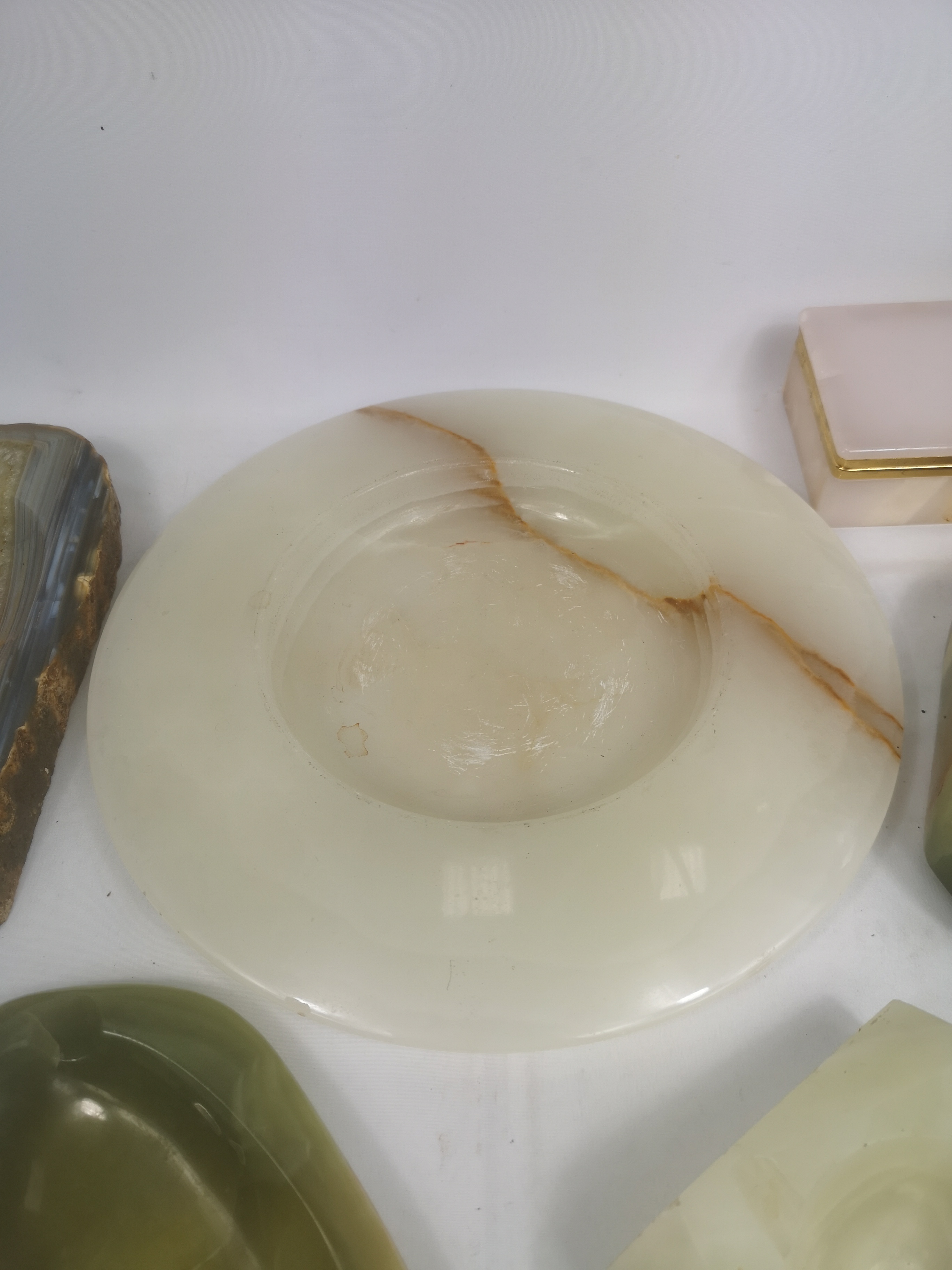 Rock crystal trinket dish together with onyx and stone items - Image 3 of 6