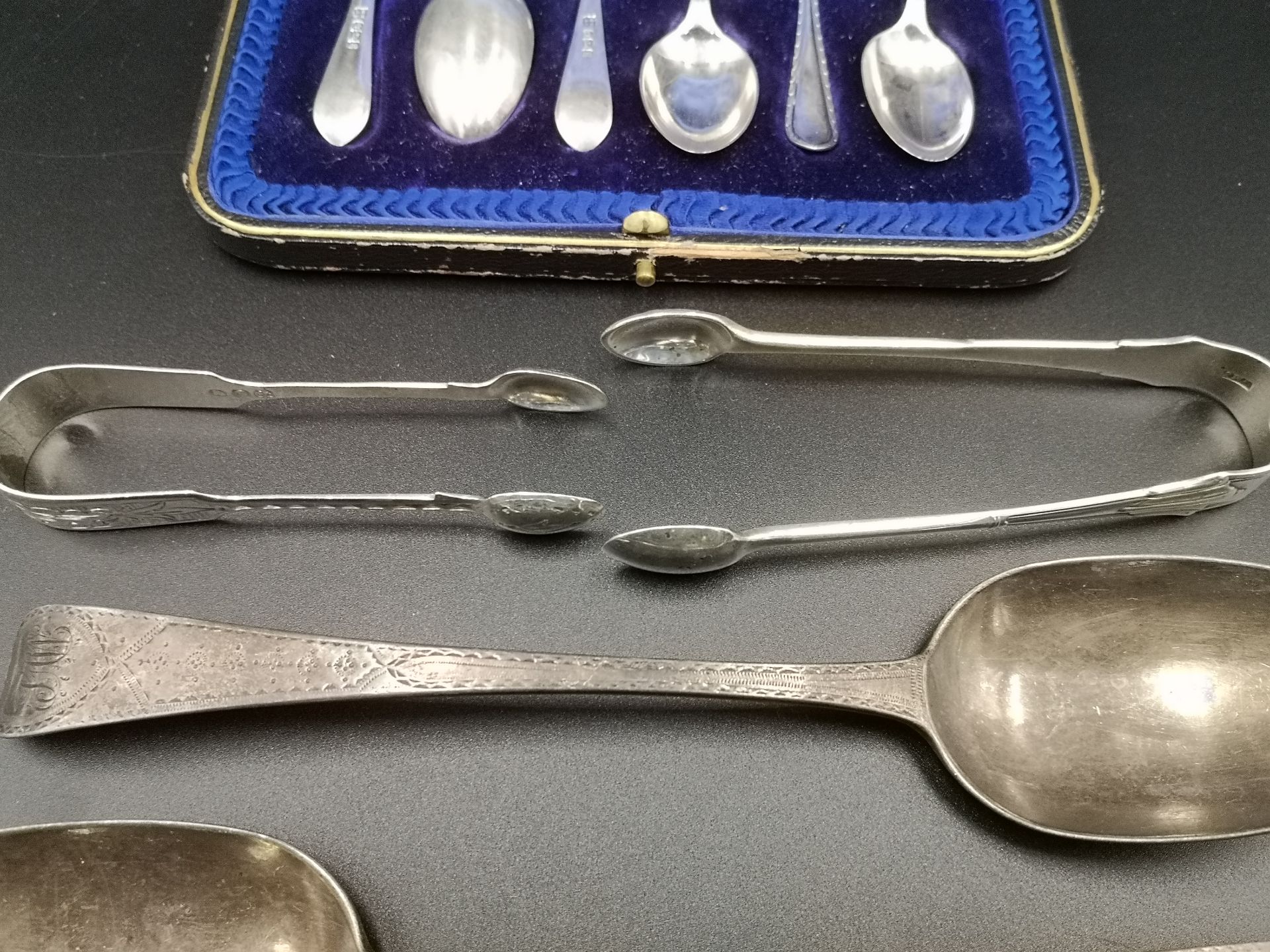 Boxed set of silver tea spoon, two silver serving spoons and two silver sugar tongs - Bild 4 aus 7