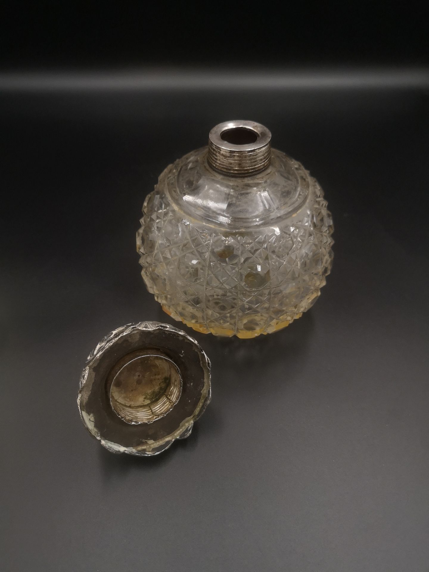 Cut glass perfume bottle together with a white metal filigree tray - Image 5 of 5