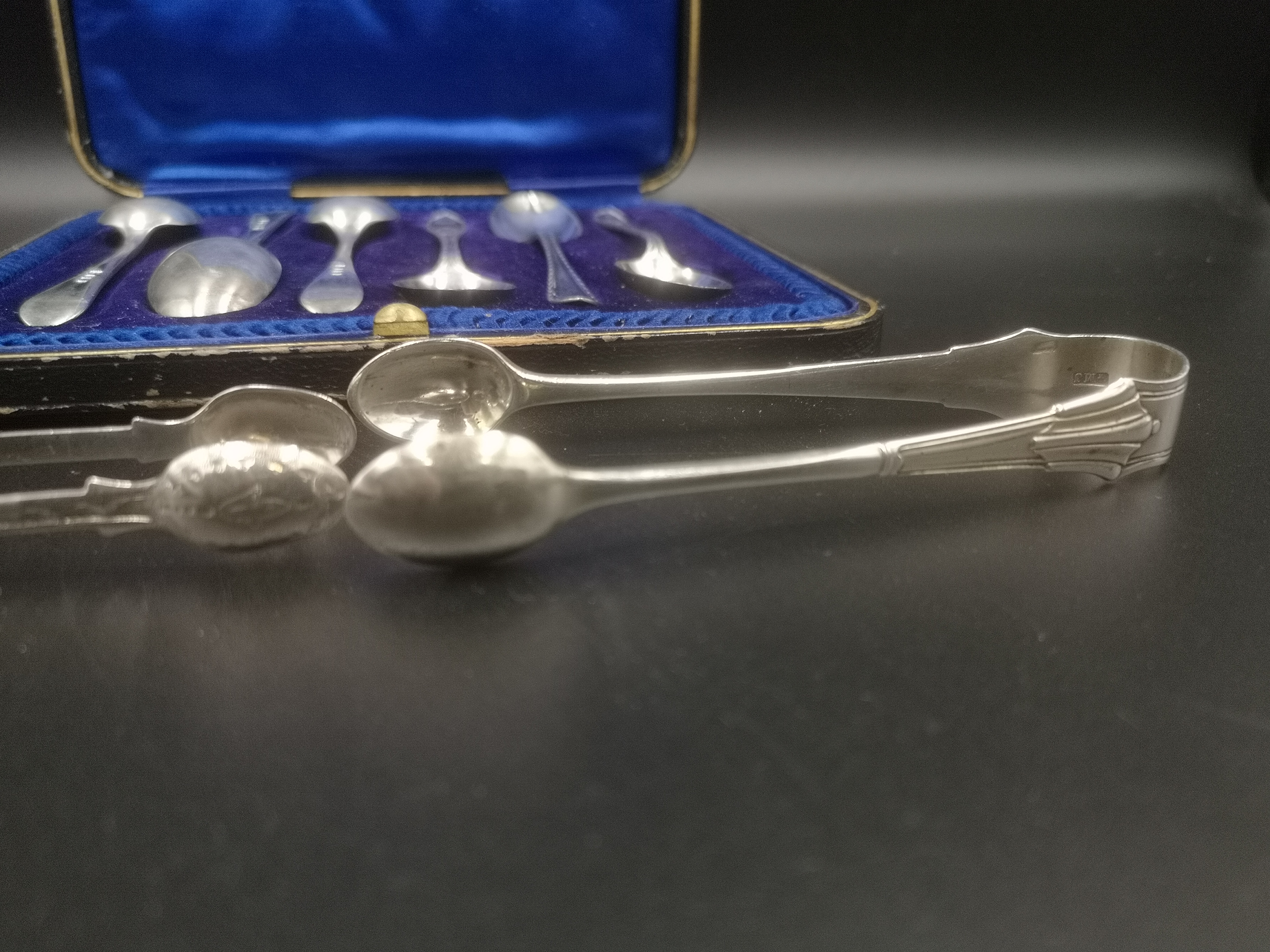 Boxed set of silver tea spoon, two silver serving spoons and two silver sugar tongs - Image 6 of 7