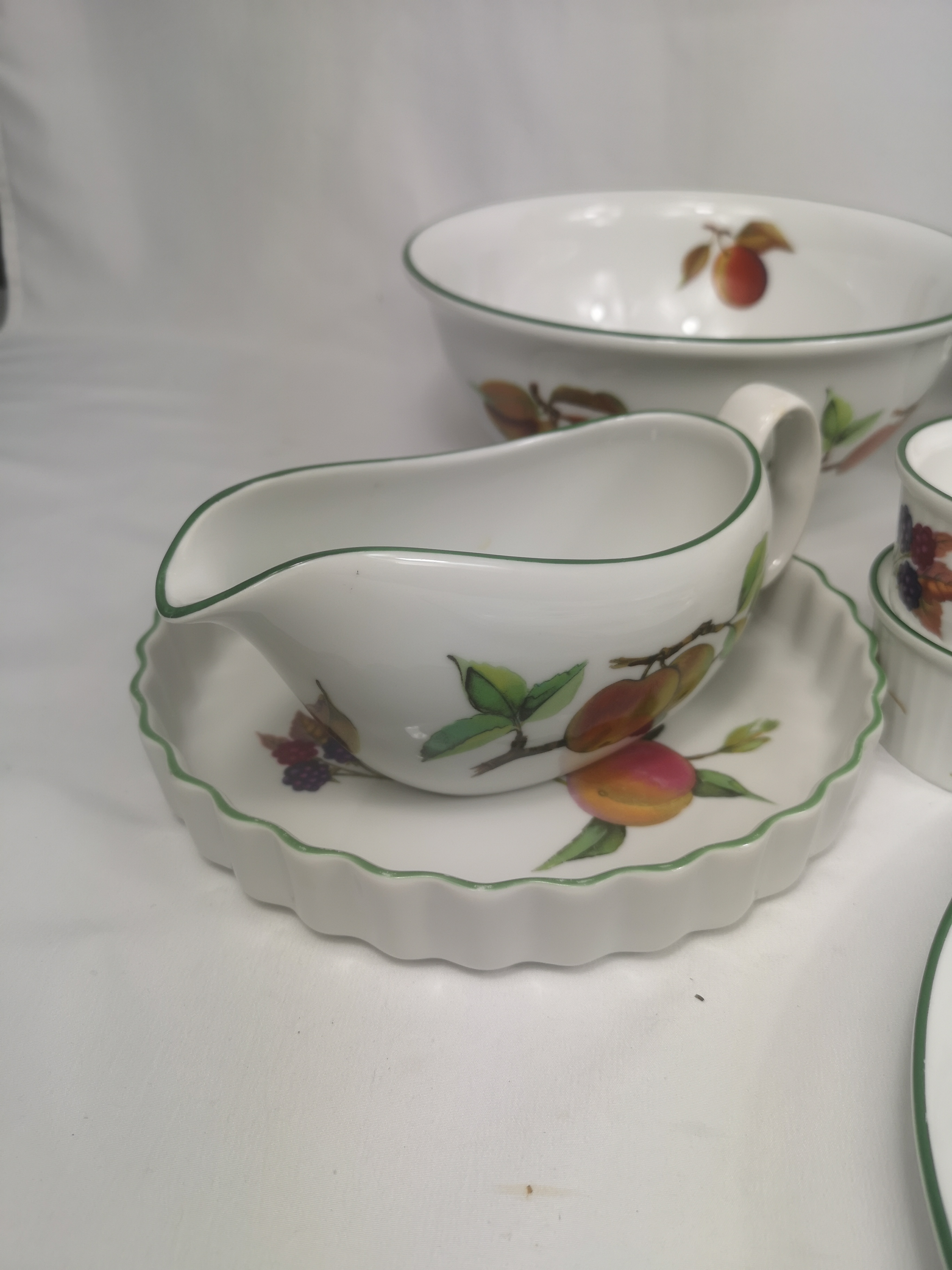 A quantity of Royal Worcester Evesham tableware - Image 2 of 8