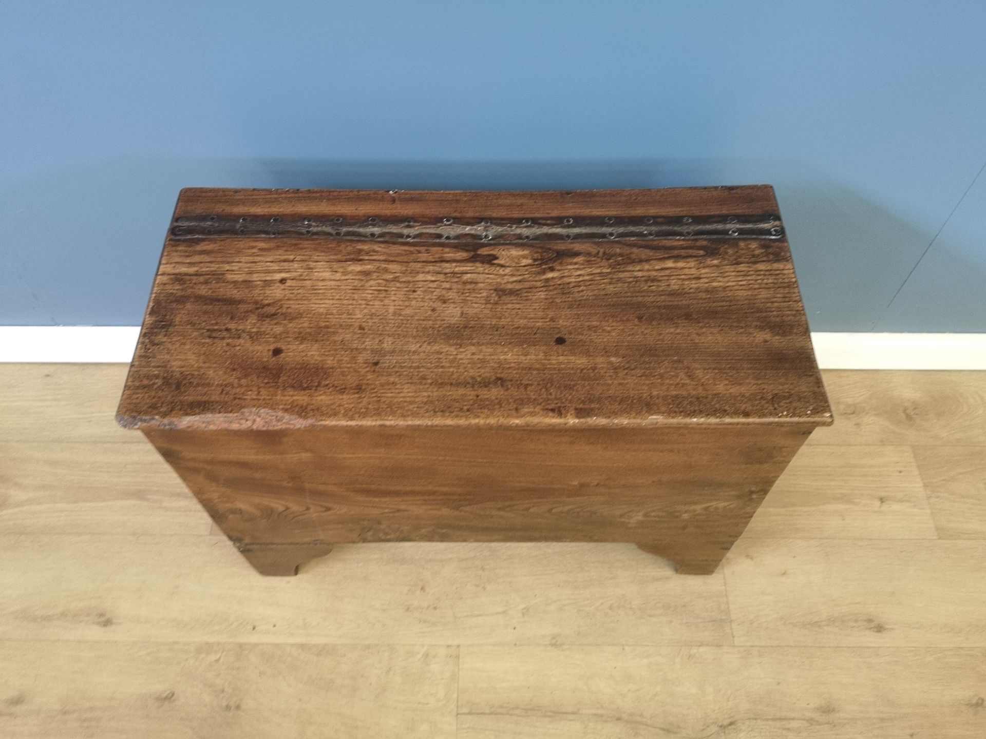 18th century oak chest with leather hinge - Image 2 of 5