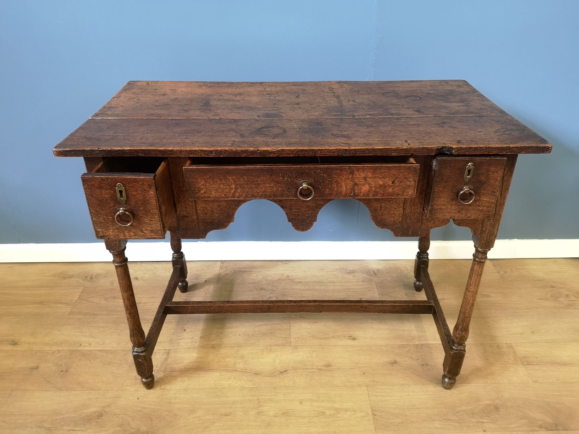 19th century Georgian oak lowboy - Image 6 of 6