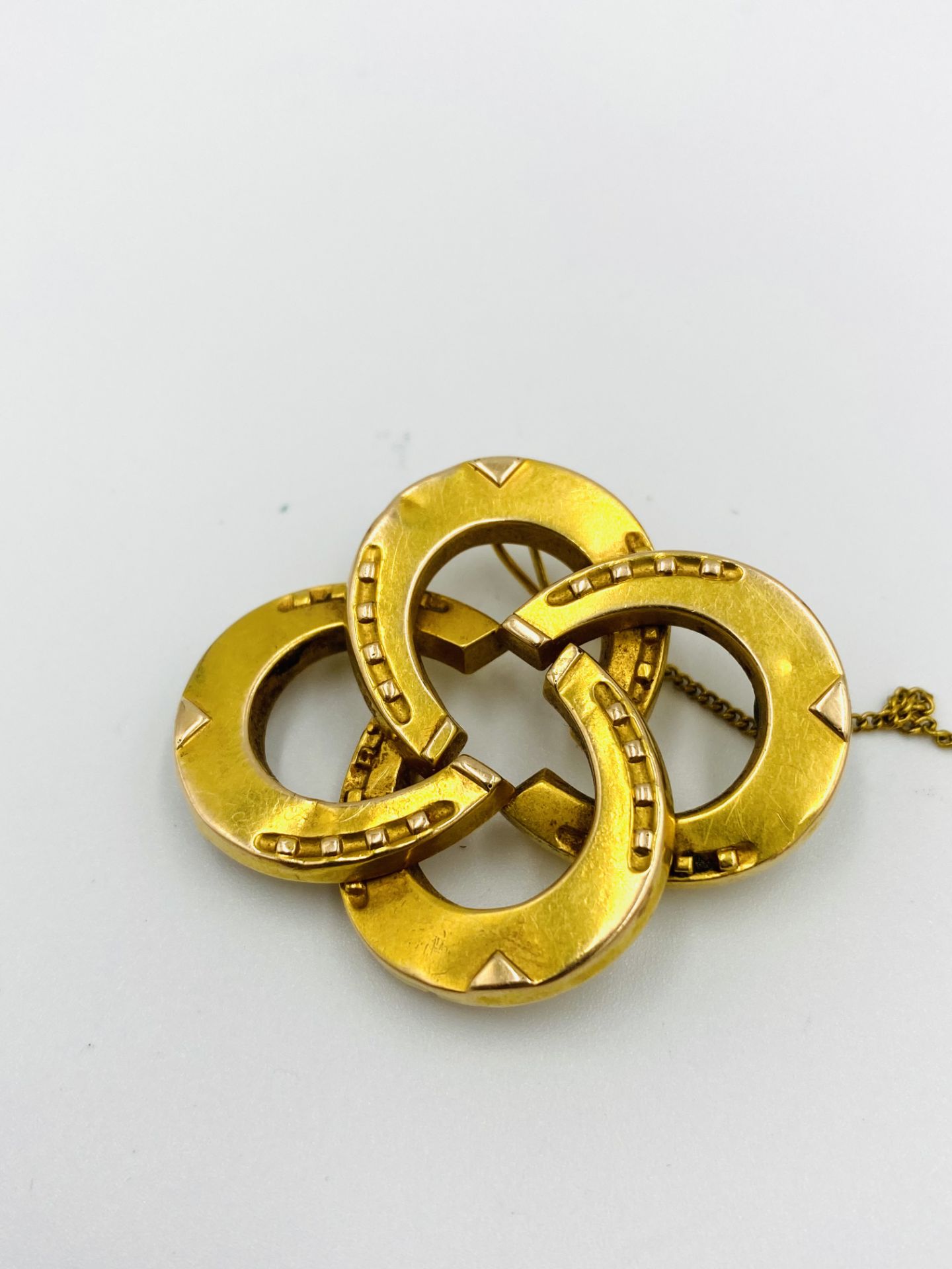 Yellow metal brooch/pendant