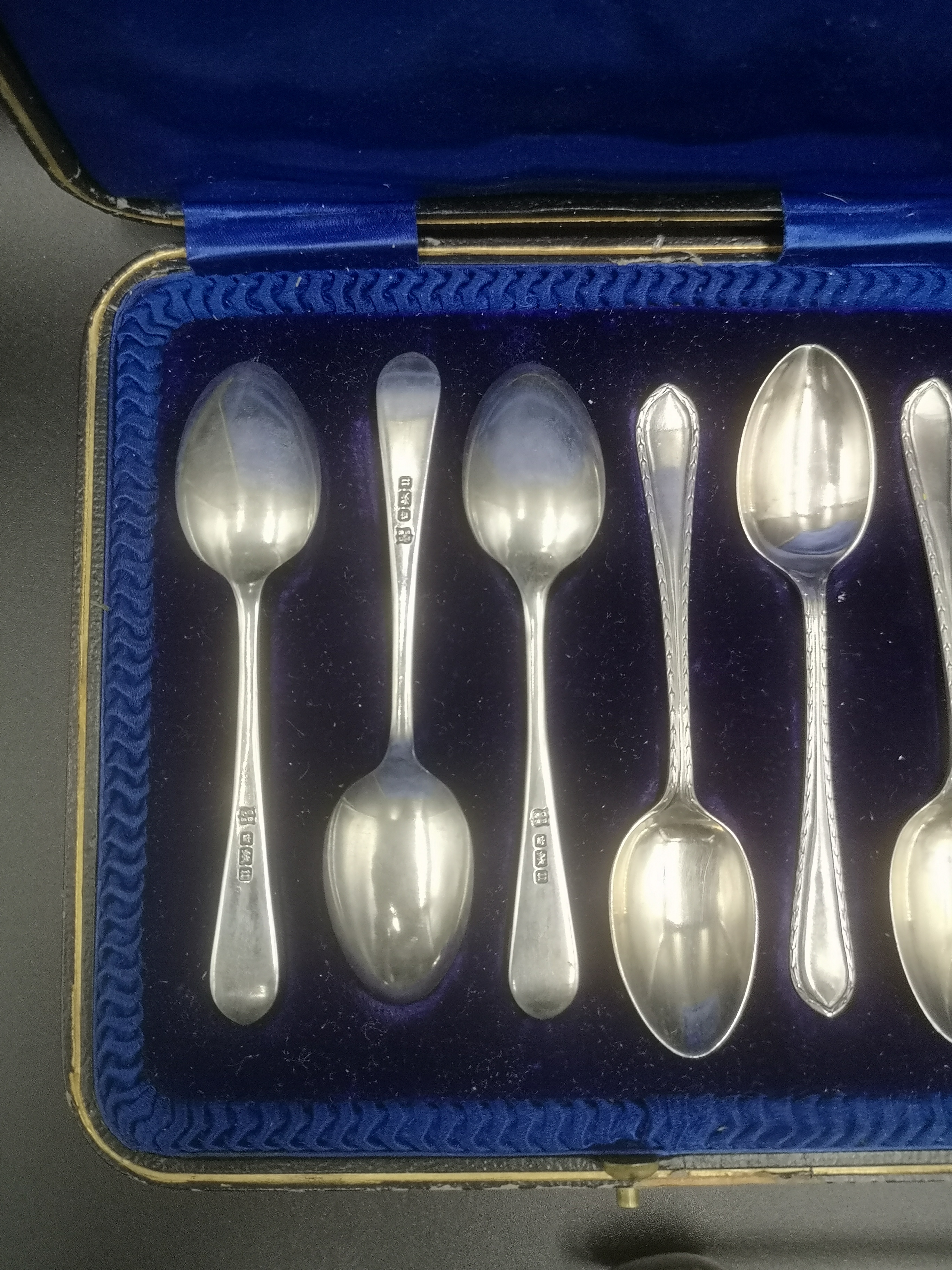 Boxed set of silver tea spoon, two silver serving spoons and two silver sugar tongs - Image 3 of 7