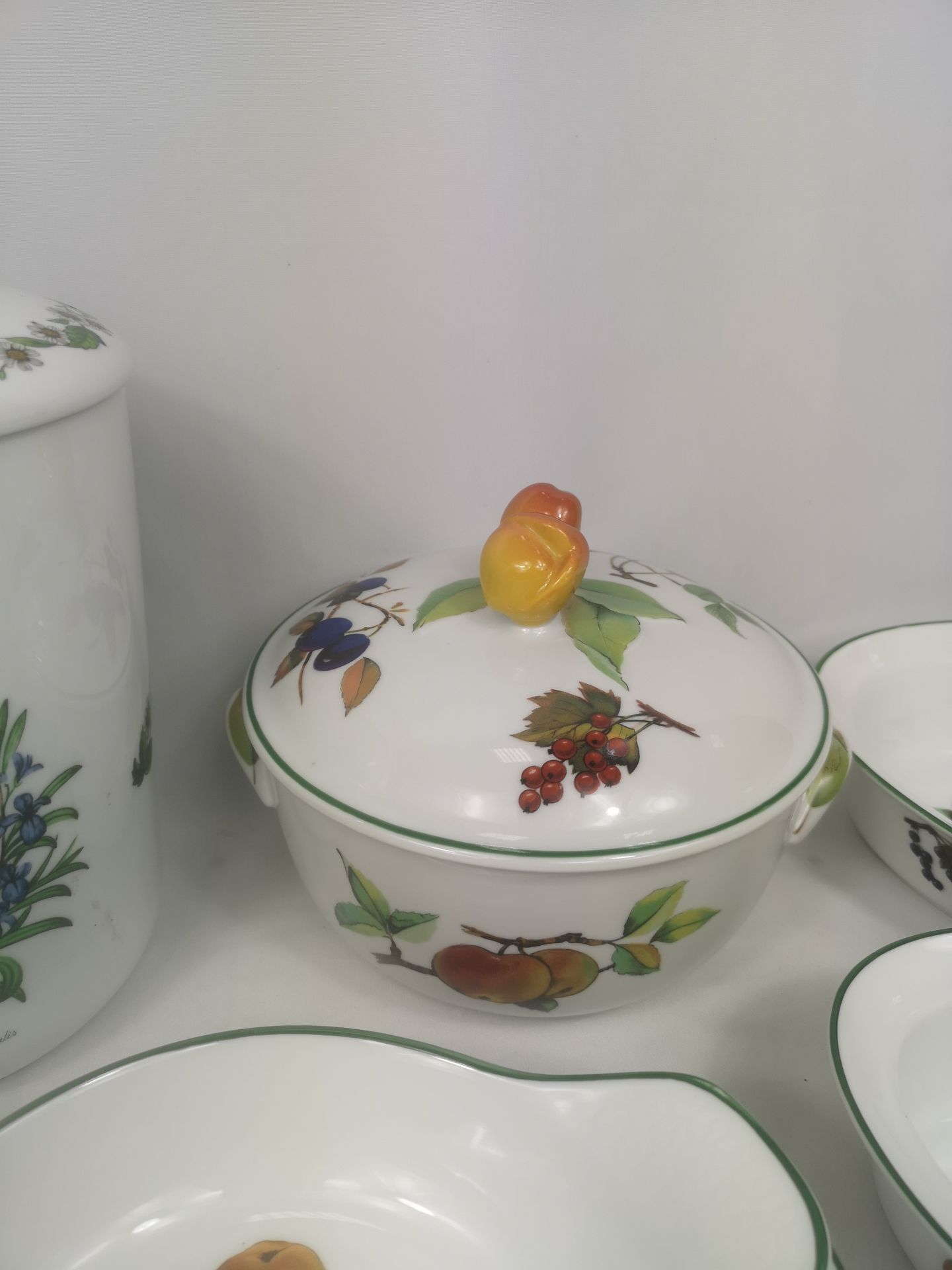 A quantity of Royal Worcester Evesham tableware - Image 7 of 8