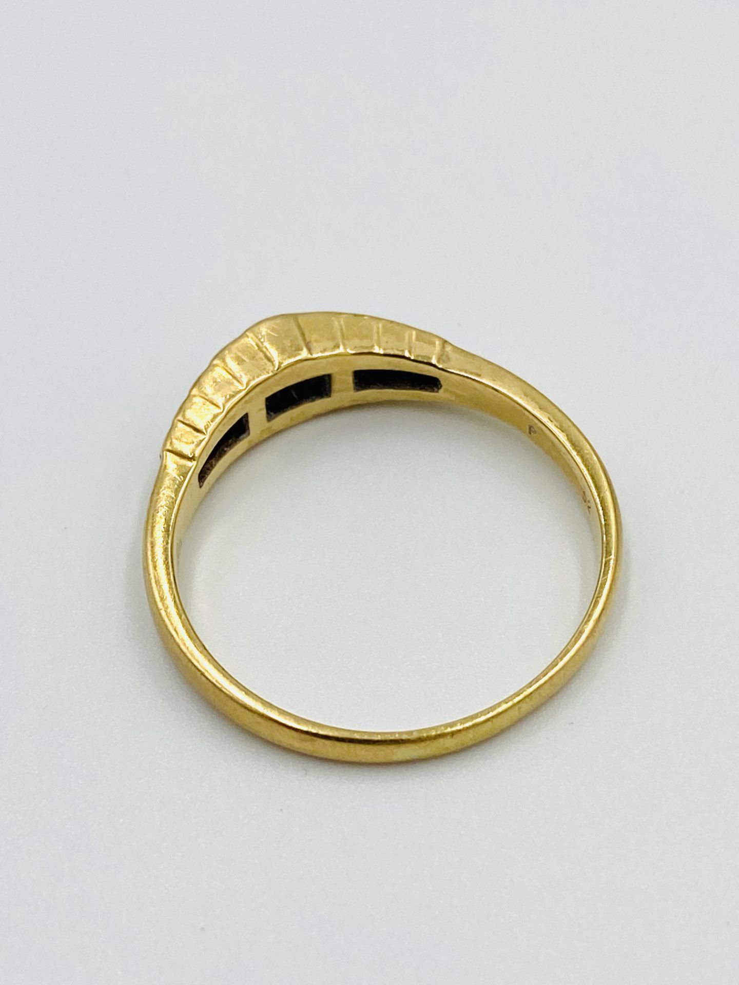 19ct gold ring set with nine diamonds - Image 4 of 5