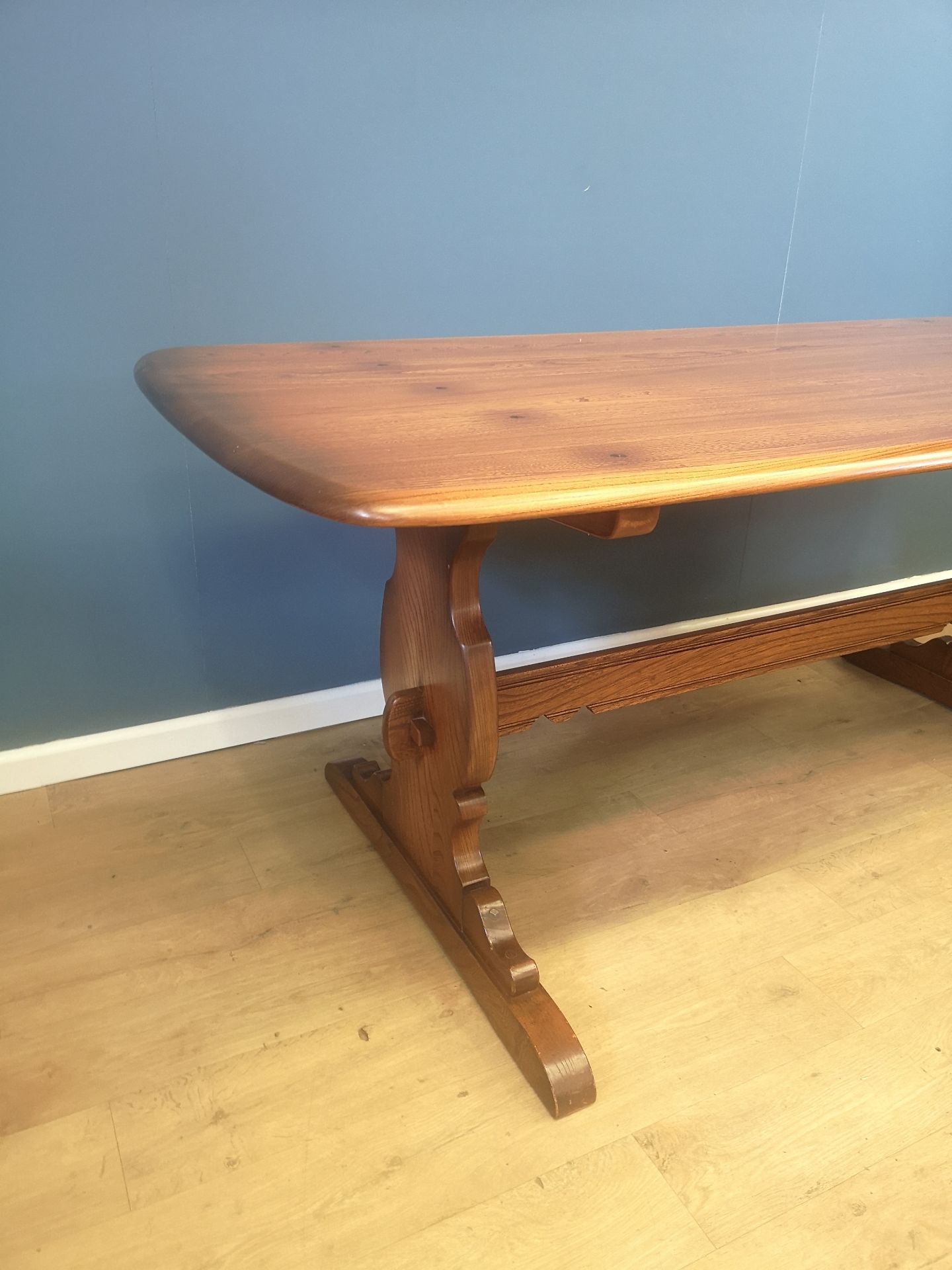 Ercol farmhouse style dining table - Image 4 of 4