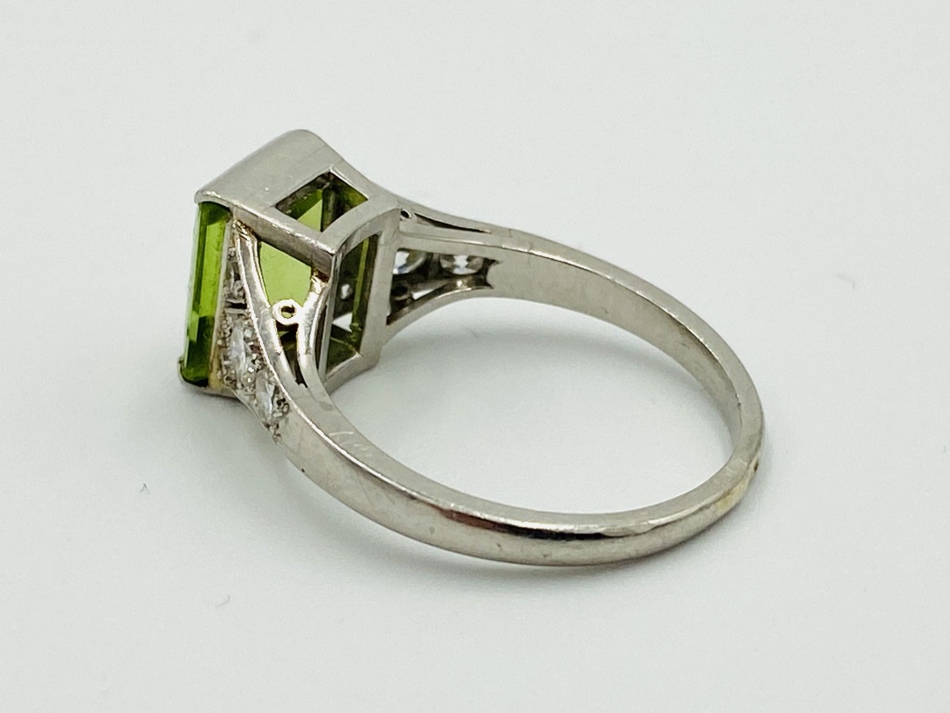 French white gol, peridot and diamond ring - Image 3 of 6