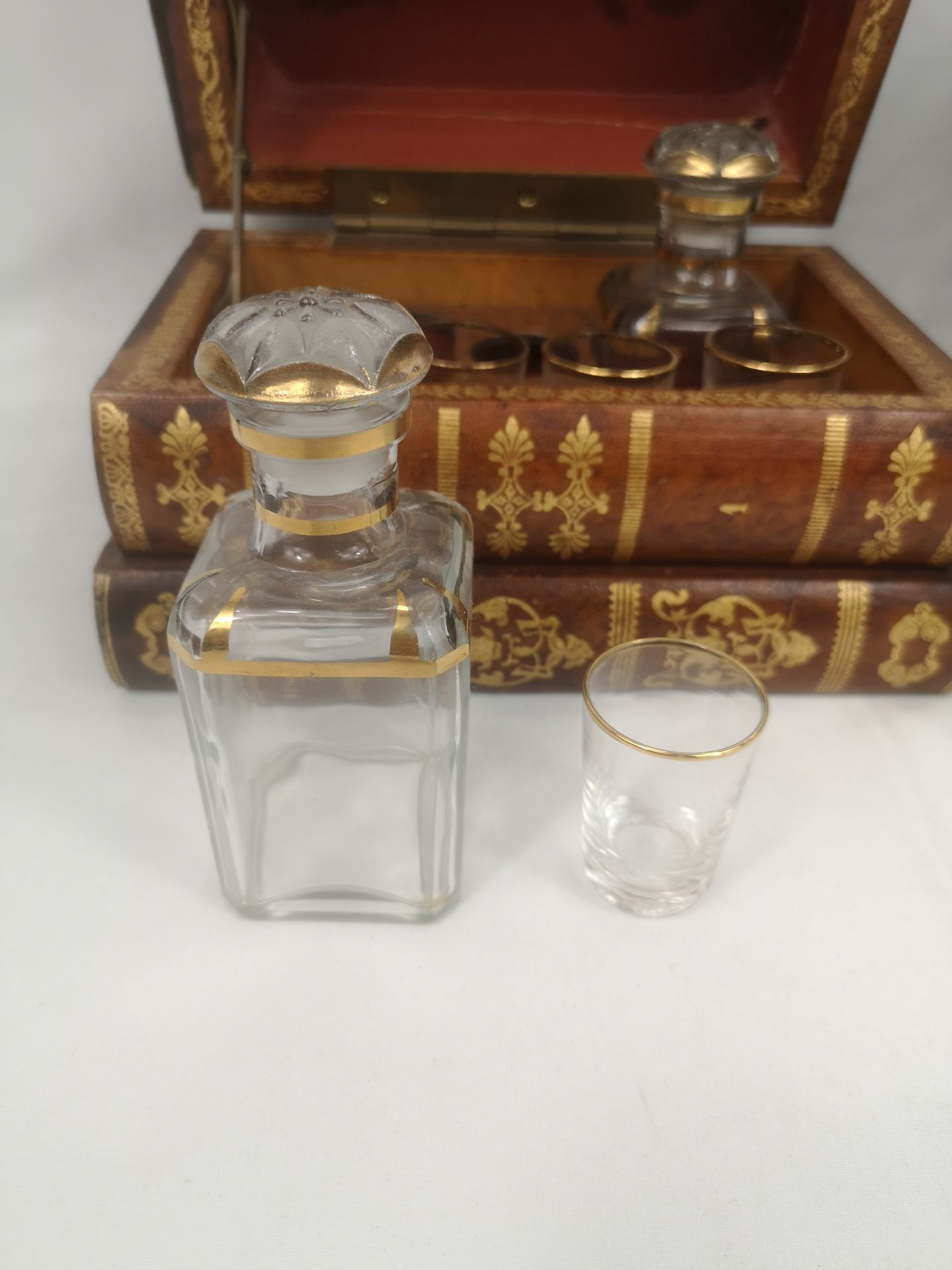 Contemporary decanter set, together with three flasks in a pressed leather style case - Image 6 of 7