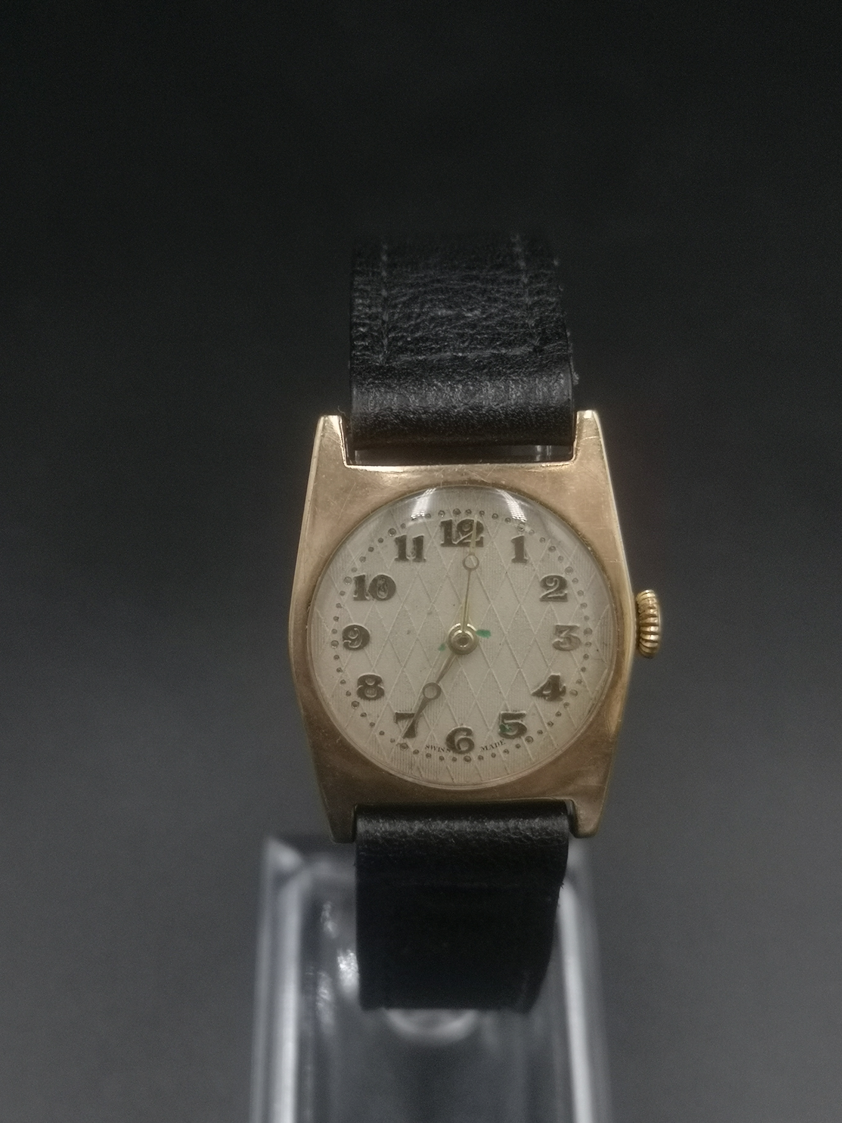 Manual wind wrist watch in 9ct gold case