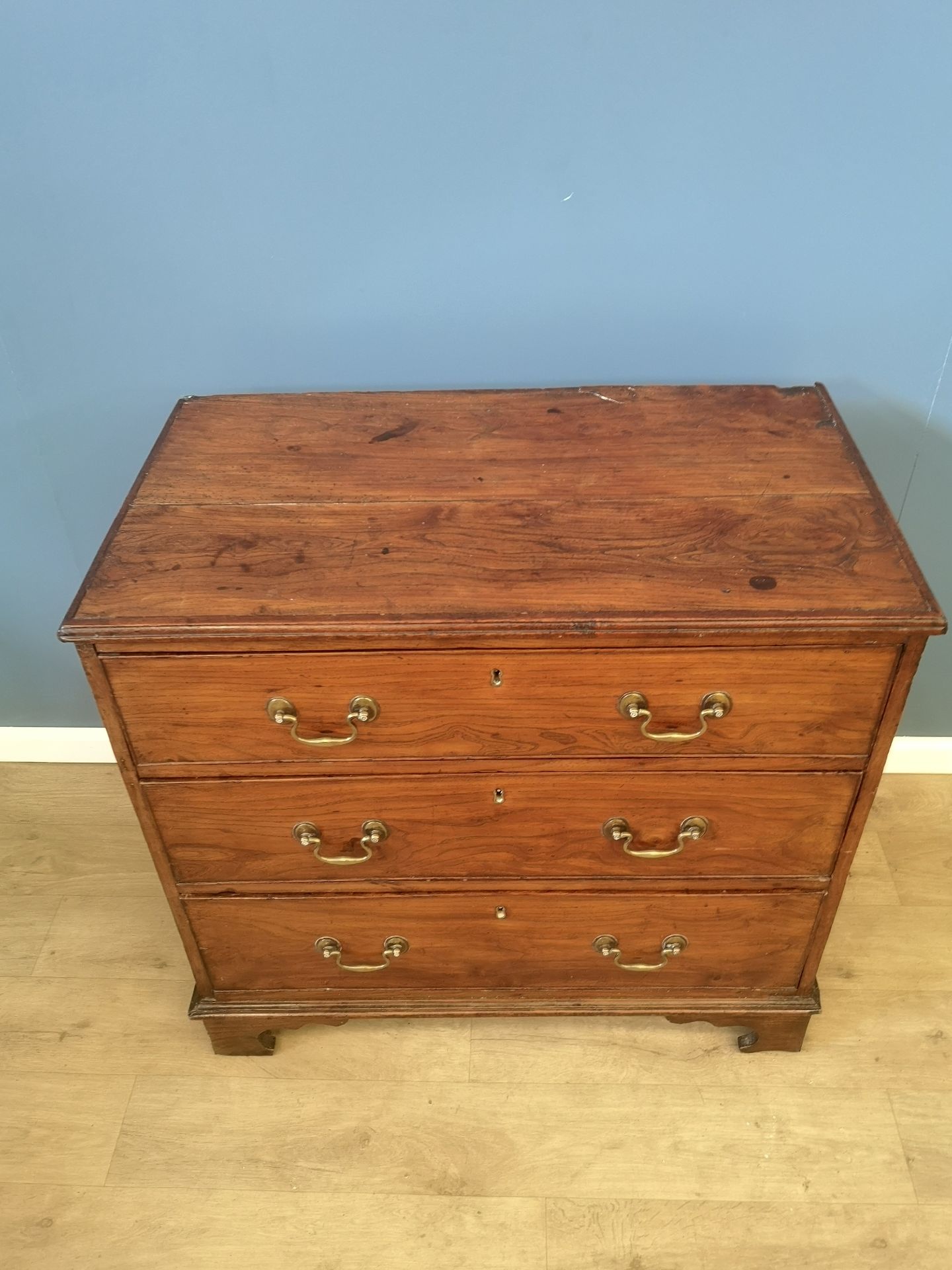 Georgian elm chest of drawers - Image 2 of 6