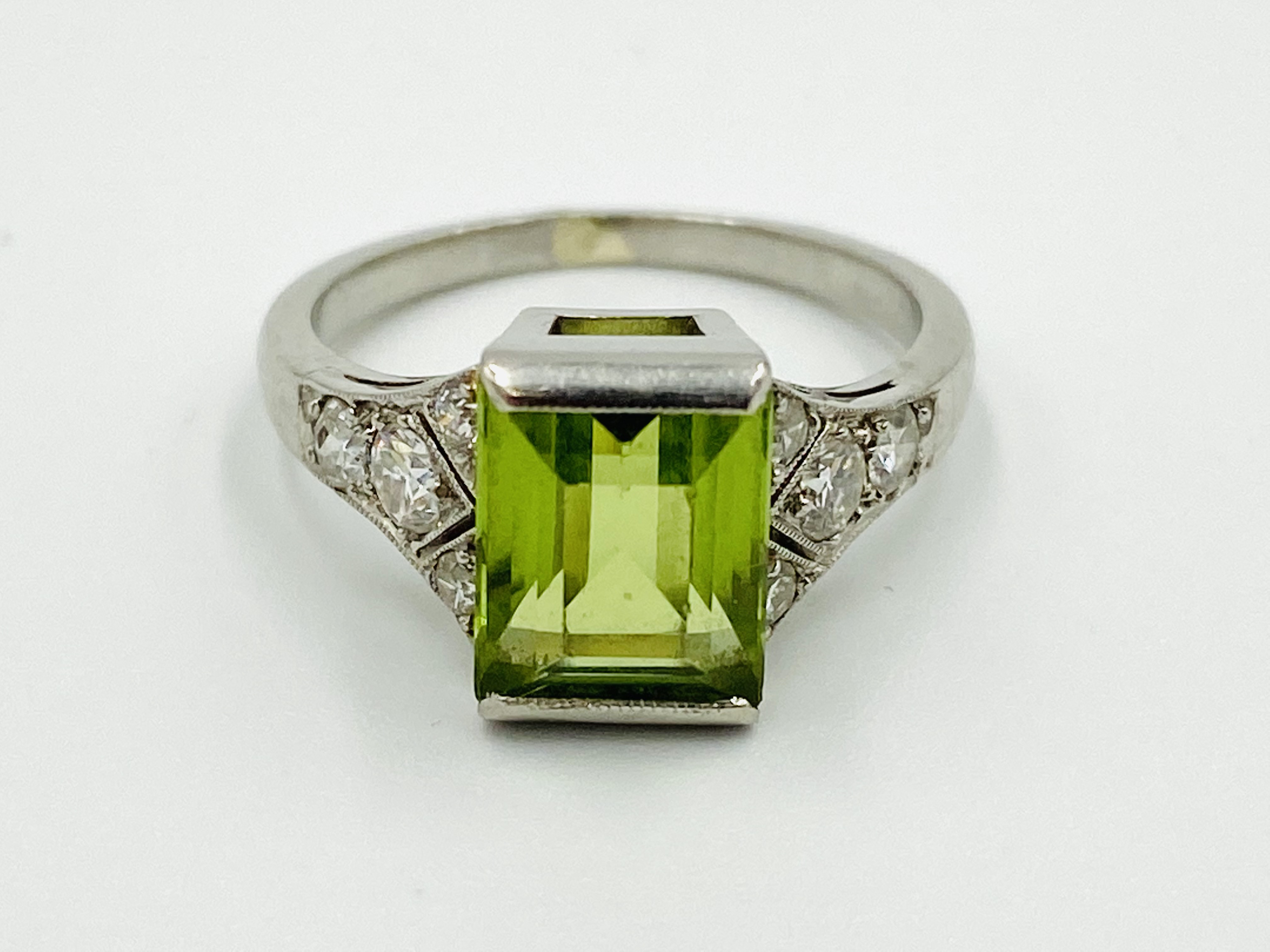 French white gol, peridot and diamond ring - Image 6 of 6