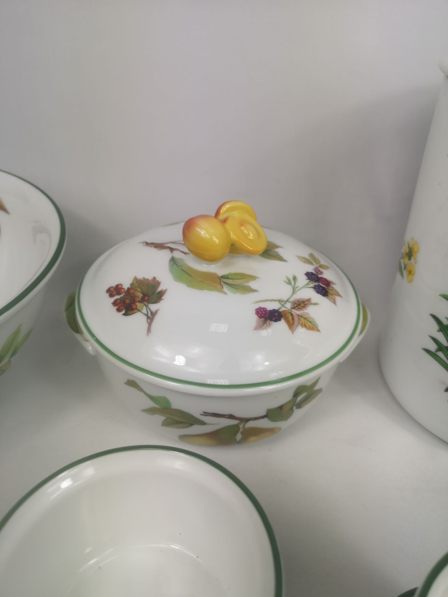 A quantity of Royal Worcester Evesham tableware - Image 6 of 8