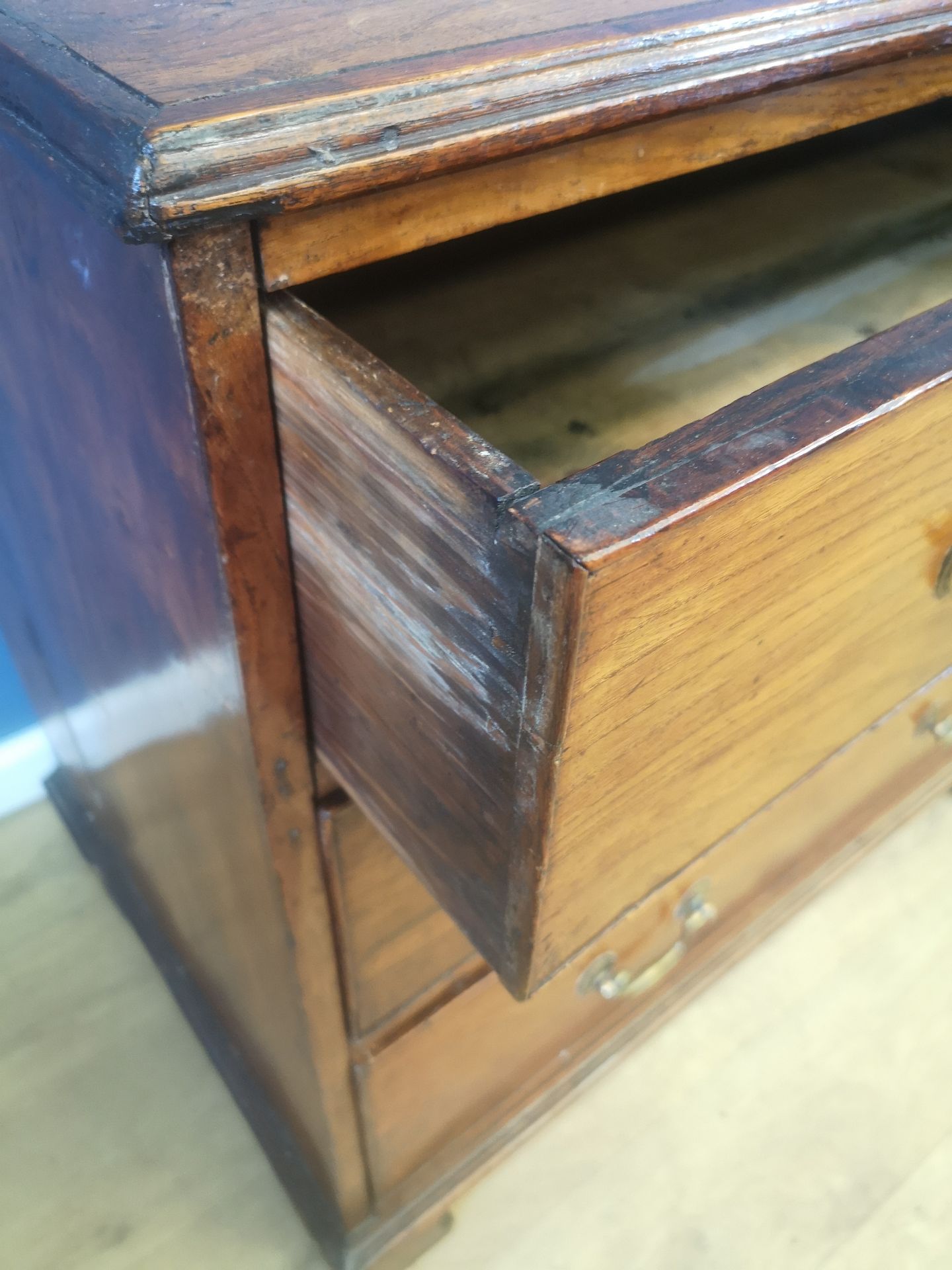 Georgian elm chest of drawers - Image 5 of 6