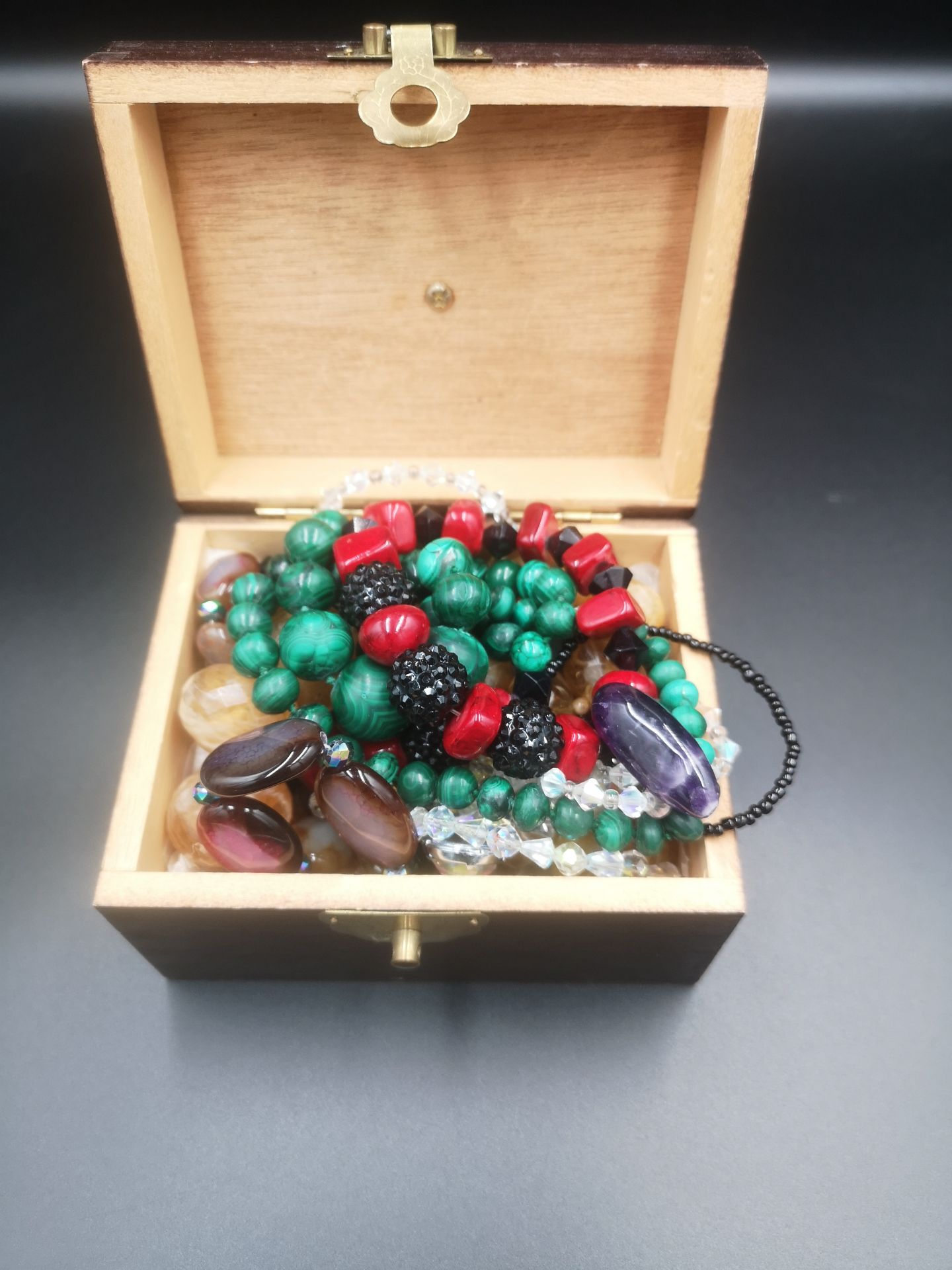 A malachite graduated bead necklace and items of costume jewellery - Image 3 of 3