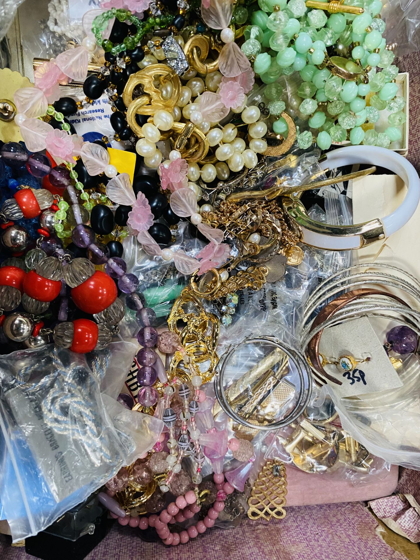 Quantity of costume jewellery - Image 3 of 4