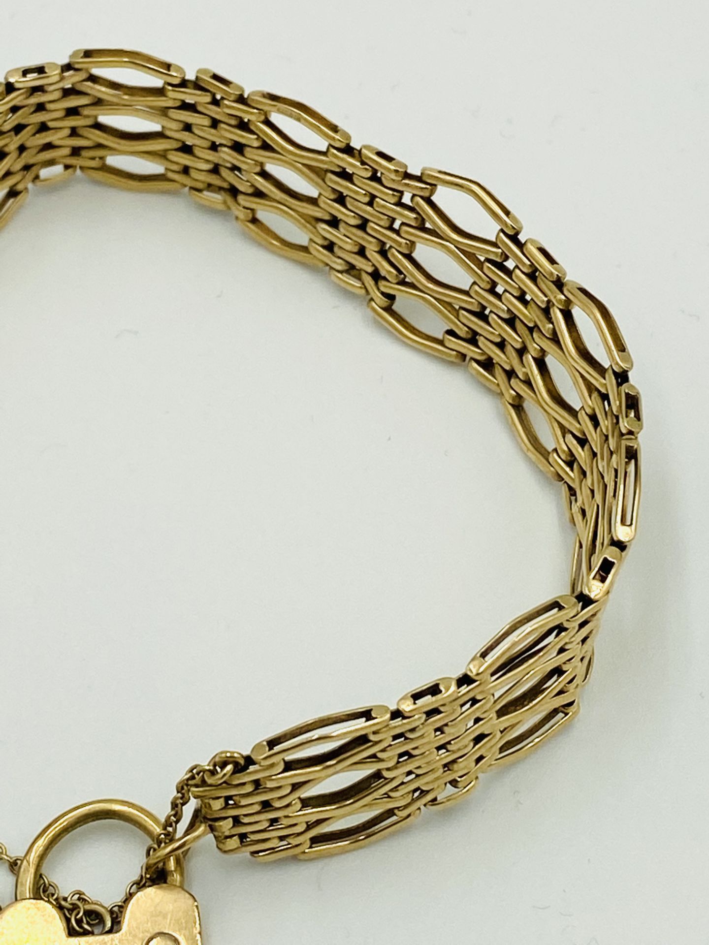 9ct gold gate bracelet - Image 2 of 5